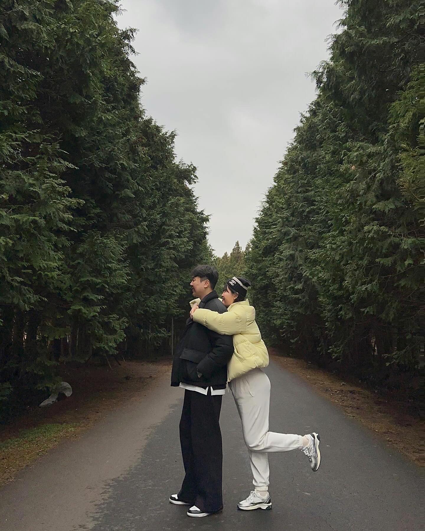 눈 쌓인 배경을 생각하고 왔지만 제주는 너무 따뜻해서
눈은 없고 푸른 나무만이 ㅋㅋㅋ (ˇ⊖ˇ) 🌲
.
.
.
#제주여행 #제동목장 #부부스타그램 #예비엄빠 #태교여행 #jeju