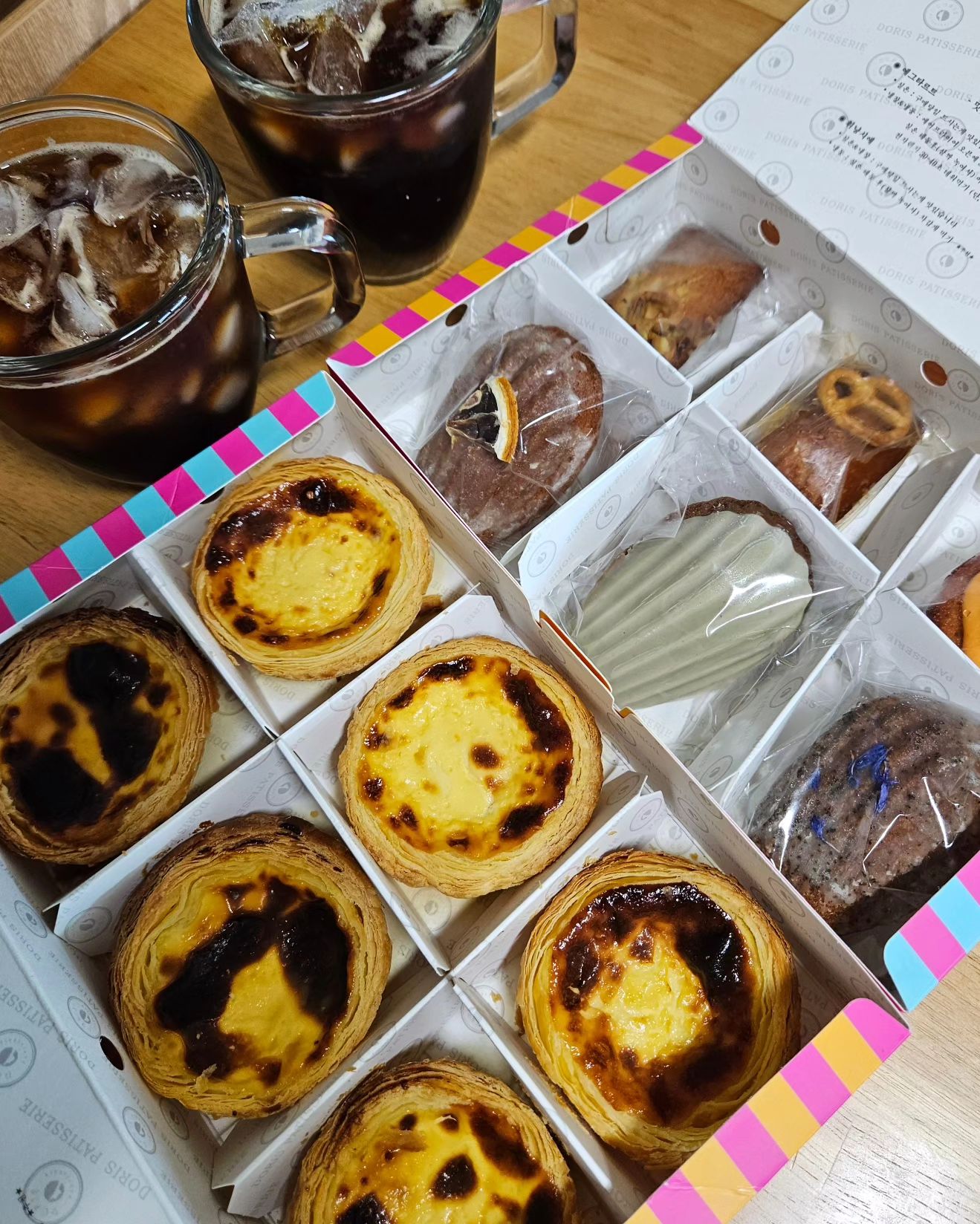 #협찬
서울 빵순이 속초로 원정 출격!!
예약하고 오픈런 해서 가져온 에그트르트와 휘낭시에, 마들렌.
저 에그타르트 진짜 좋아하는데 에그타르트, 치즈타르트, 호두, 애플시나몬, 블루베리크림치즈로 다섯가지나 돼요!!! 맛별로 하나씩 다 할까 고민하다가 근본 에그랑 사랑 치즈 두가지로 했는데 페스츄리라 바삭바삭 진짜 행복한 맛!
필링도 가득해서 진하고 풍부한 맛을 느낄 수 있습니다. 커피 잘 안마시는데 커피랑 먹는거 강추강추!!
마들렌 휘낭시에 맛도 다양했는데 황.치.즈!! 맛이 있는거예요.
황치즈 무족권입니다. 
피스타치오, 황치즈, 솔티카라멜 휘낭시에와 녹차초콜렛, 얼그레이, 레몬 마들렌으로 먹었는데 단+단 조합이라 상큼한 레몬맛 하나 추천드려요!

예약은 네이버지도에 나와있는데 픽업시간이 정해져 있어서 시간 확인하고 신청하면 됩니다. 본점, 금호점 시간이 달라서 시간 고르기 편했고 두 지점은 근처에요!
앞에 잠깐 비상등 킨 상태로 주차하고 테이크아웃 가능합니다.
속초 중앙시장 근처 맛있는 에그타르트, 디저트집 강추드려요🥰
.
.
.
#도리스파티세리예약#속초도리스파티세리예약#도리스파티세리#속초중앙시장맛집#속초맛집#에그타르트#휘낭시에#마들렌#속초여행#줄서서먹는집#속초중앙시장포장#속초빵집#속초디저트#속초중앙시장먹거리#속초먹거리#속초카페#속초가볼만한곳#에그타르트맛집#속초에그타르트#먹스타그램#선팔#선팔맞팔#선팔하면맞팔#선팔하면맞팔가요#선팔환영#좋반#첫줄반사