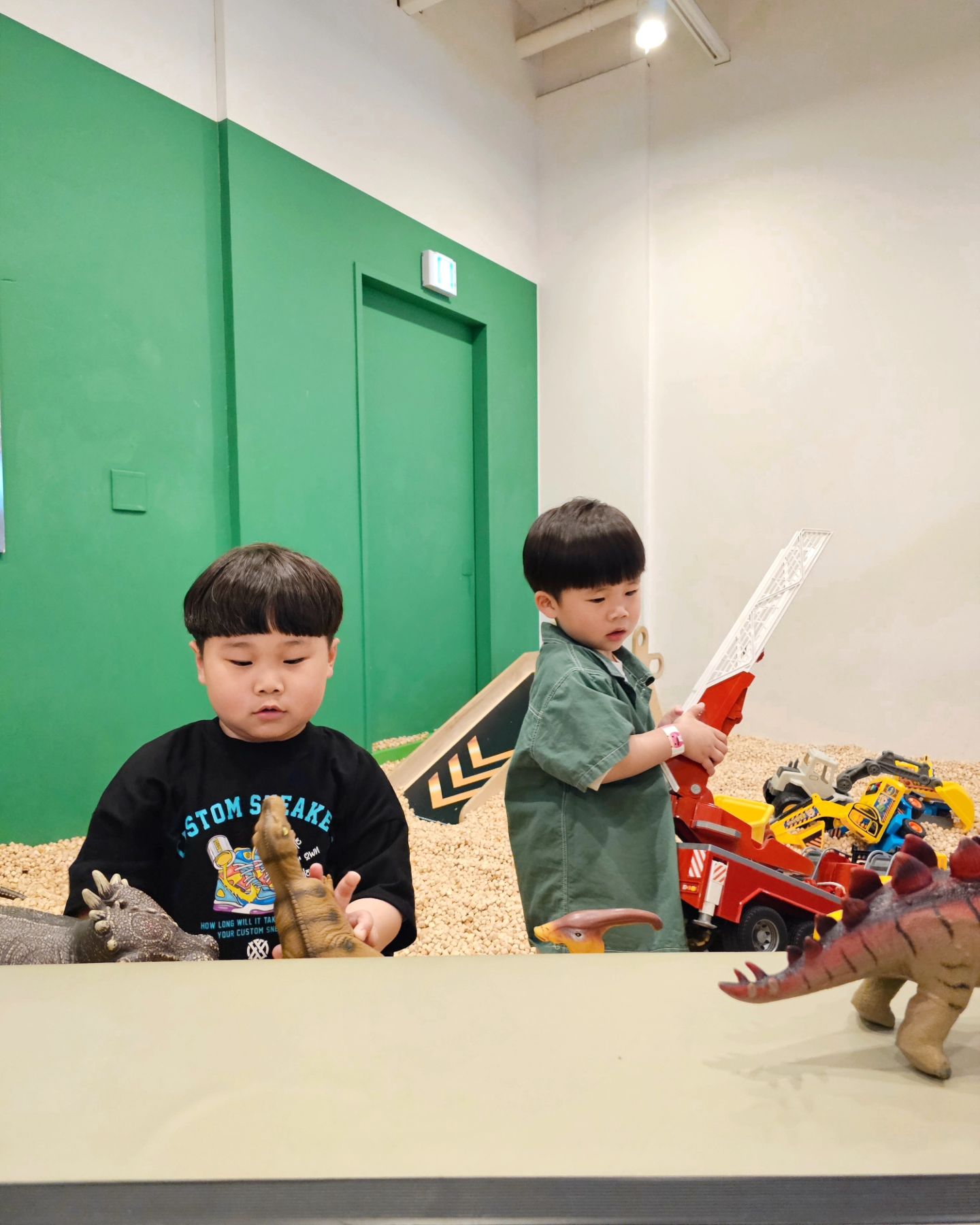 혼자 둘 대리고
키카갔다가 동물원(으누가힘들다해서 입구까지만ㅋㅋㅋ)갔다가 청주랜드까지💪🏻