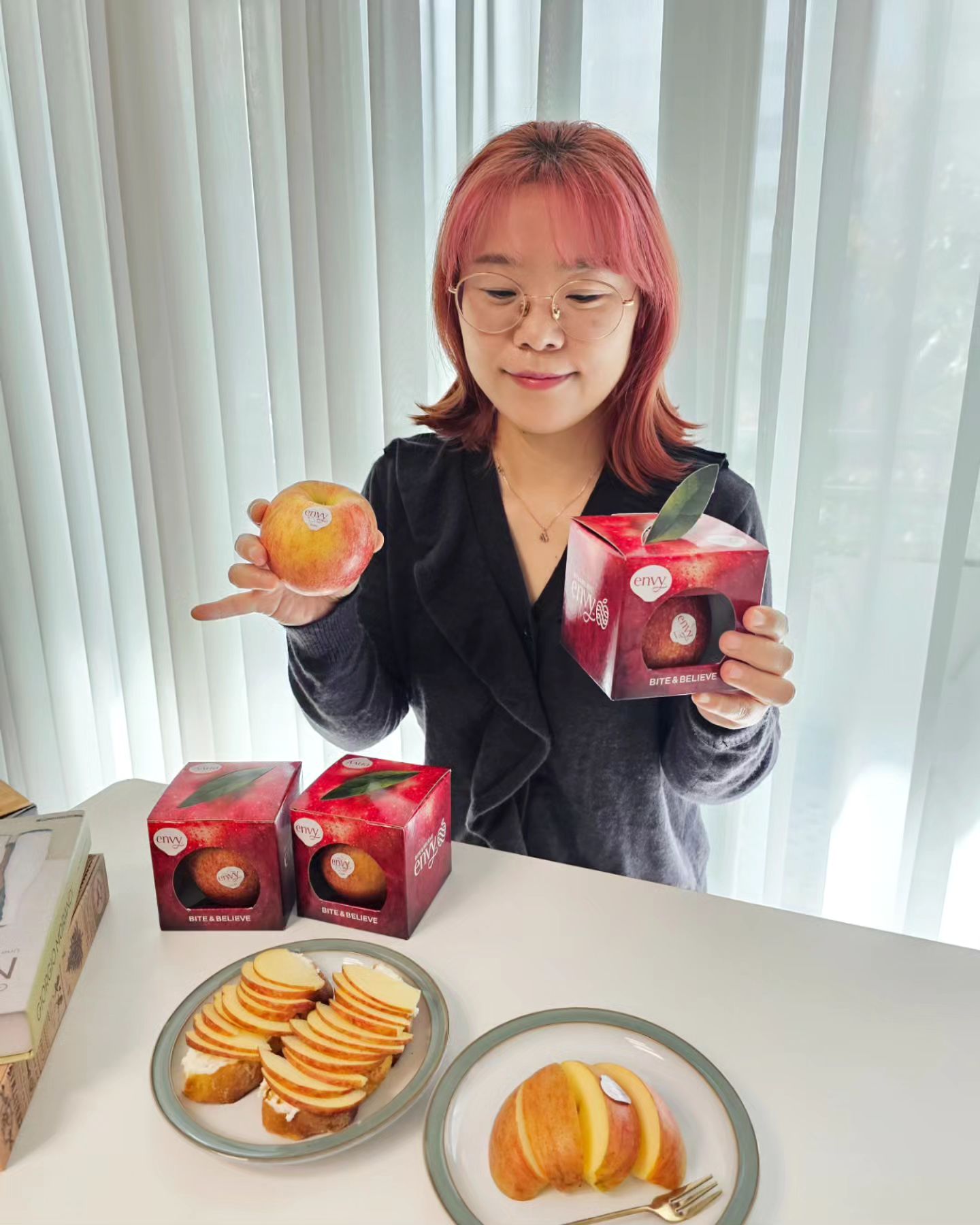 #선물 받은 #엔비사과 🍎
매일 아침 식단에 꼭 넣고 있어요
아삭아삭 새콤달콤하니까 
아침부터 해피~😋

사과계의 에르메스답게 #고당도사과 라서
달콤한 맛과 향이 최고랍니다.
전 맛도 좋지만 푸석하지 않고 아삭해서
너무 잘 먹고 있어요. 

시댁에도 #사과선물세트 💝🍎 보내드려야겠어요.
#프리미엄과일 찾는 분들 엔비 스티커로 #정품인증 확인하세요~

▶https://smartstore.naver.com/envy-fruit

#아침사과 #아침식단 #제철과일 #데일리그램