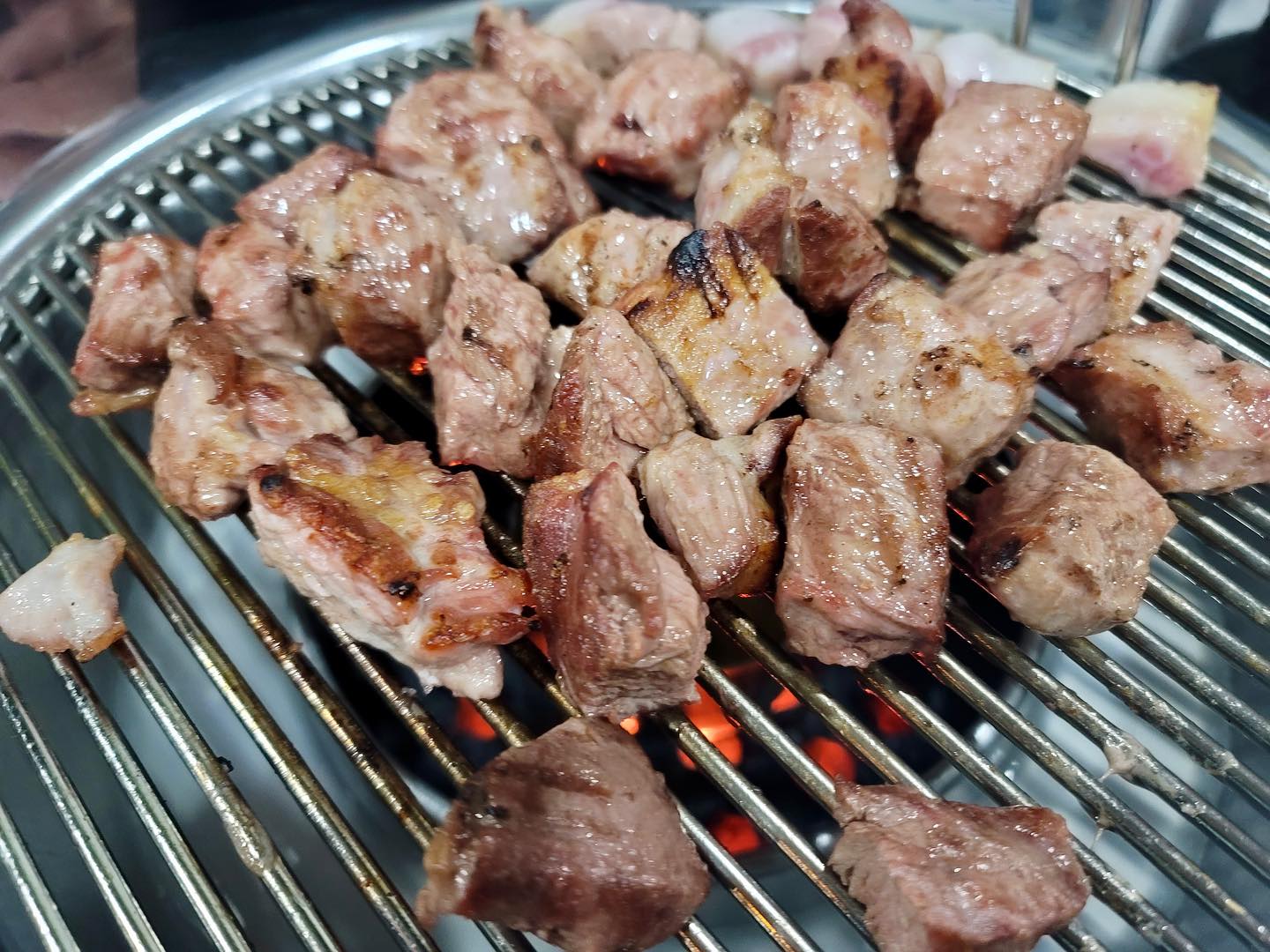 #협찬#청라제주연탄고기집 

오늘은 청라에서 최애 고기맛집 제주연탄고기집 왔어용^^
두툼한고기와 최고급 한라산도야지👍👍 말뭐~말뭐~ ㅎㅎㅎ
멜젓이 진짜 맛깔나는 맛집!! 
청라 골프장 근처라 모임후 딱 좋은 회식 장소에용^^ 

그리고사장님이 직접 초벌해주시는 시스템이라 너무 빠르고 편하다능🤩🤩
사이드 메뉴인 고추장찌게에 밥한공기 뚝딱했네유🤤
청라 가시면 무저권 고고링 맛집 🤘

주소:인천 서구 청라루비로42번길 10 (청라동) 101호 (청라동)

#협찬 #청라제주연탄고기집 #청라호수공원맛집 #청라4단지맛집 #청라삼겹살 #청라고기집 #청라고깃집 #청라데이트 #청라노포 #청라노포맛집 #청라맛집 #청라회식 #청라모임 #연탄고기 #제주연탄고기 #목살