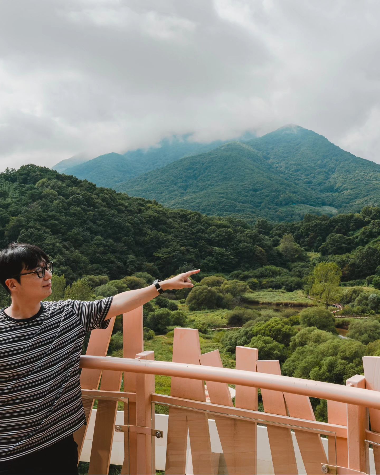 #협업 romancetour_official

얼마전 문경 여행을 다녀왔는데요

석회암 지대에 형성된 접시 모양의 웅덩이로, 연중 물이 고여 있어 논농사까지 가능한 국내 유일의 돌리네 습지가 신기하더라구요

📍 위치:경상북도 문경시 산북면 우곡리 679
🕒 운영 시간: 9시~17시30분 (점심시간 12시~13시)
💰 입장료: 어른 2,000원, 청소년/군인 1,500원, 어린이 1,000원

1. 돌리네 전망대: 습지를 한눈에 볼 수 있는 최고의 뷰 포인트
2. 연리목: 벚나무와 신나무가 서로를 감싸고 자라는 모습이 인상적
3. 습지 탐방로: 자연 그대로의 느낌을 만끽하며 걷기 좋은 길

🌿 희귀한 지형과 다양한 생물종이 서식하는 생태계로 고즈넉하니 산책하기좋았답니다

스탬프를 모으면 돌리네습지에 서식하는 귀여운 삵 키링을 받을 수 있답니다
#대한민국구석구석 #문경 #문경돌리네습지
#문경여행 #돌리네습지 #생태탐방 #힐링여행