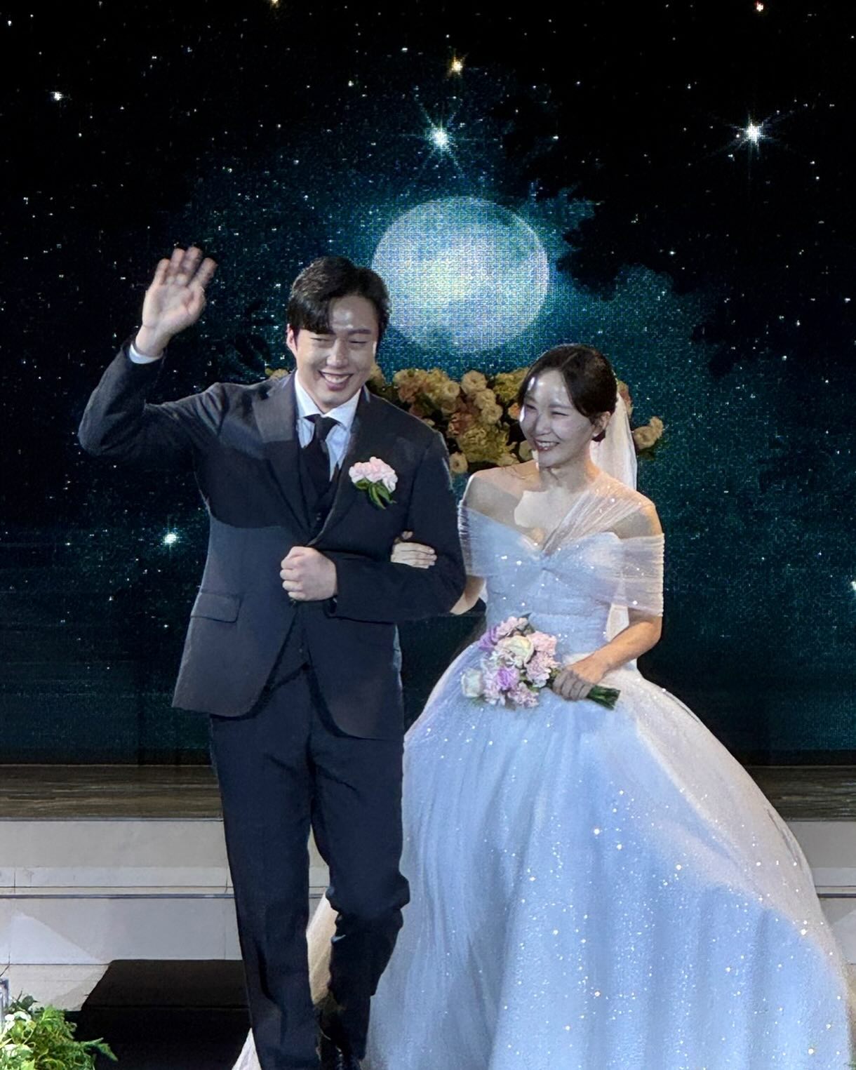 설레는 마음으로 결혼준비를 시작했던 게 
엊그제 같은데 꿈을 꾸기라도 한 듯 
행복했던 결혼식이 마무리됐습니다 :)

살면서 언제 또 이렇게 따뜻한 축하를 받을 수 있을까 
싶을 정도로 감사하다는 말밖에 나오지 않는 하루였어요.

결혼식을 함께 만들고 도와주신 분들
귀한 시간 내어 자리해주신 분들
멀리서도 따뜻한 마음 전해주신 분들
모든 분들께 진심으로 감사드립니다 - 

저희의 행진곡 [Rewrite the Stars]처럼 
새로운 운명이 시작되는 데 있어 아낌없이 축복해주시고 
격려해주신 마음 가슴 속에 간직하고 보답하며 살아가겠습니다.

축하해주신 모든 분께 다시 한 번 감사드리며,
다들 행복하고 따수운 연말 보내시기를🪽🤍✨

#태재쀼 #rewritethestars