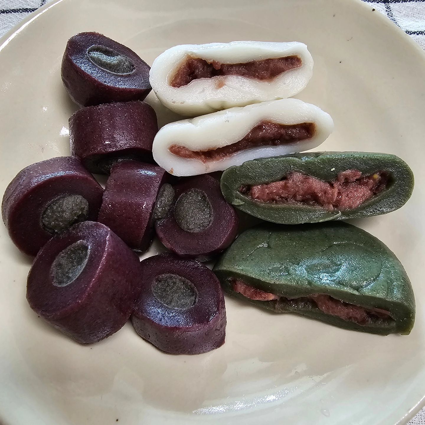 막차타세요.
진짜 맛있어서 하게 된 떡 공구.
방학내내..어쩌면 방학 끝나고도..
든든한 간식이 될 김미떡!! 효소떡은.
오늘 공구 마감할께요.

단점이라면 맛있어서 하나먹고 하나더
먹고싶은거...그거하나 단점인것 같네요.

#흑임자가래떡 #현미가래떡 #앙금절편
#치즈떡볶이떡 #김미떡 #효소떡 #맛있는떡