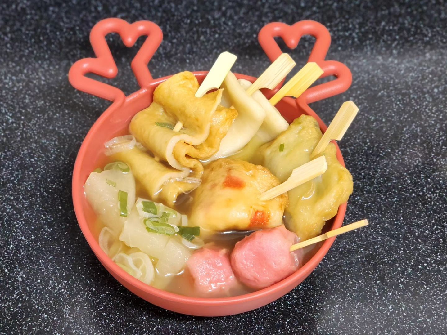 #🍢🍲

미니어묵꼬치로 만든 따끈따끈 아기어묵탕🙂

블로그 소재 만드느라
아기음식을 반강제로🤭 정성스럽게 만들긴 하지만
그덕분에 또유니도 맛난거 자주먹고
나도 (귀찮지만) 재밌게 하니 만족!ㅋㅋㅋ

어느덧 크리스마스 시즌이 다가오길래
새로산 루돌프 그릇에 담아봄😆

🎄❤️💚

#아기어묵탕 #아기음식 #유아식 #취미 #육아스타그램
