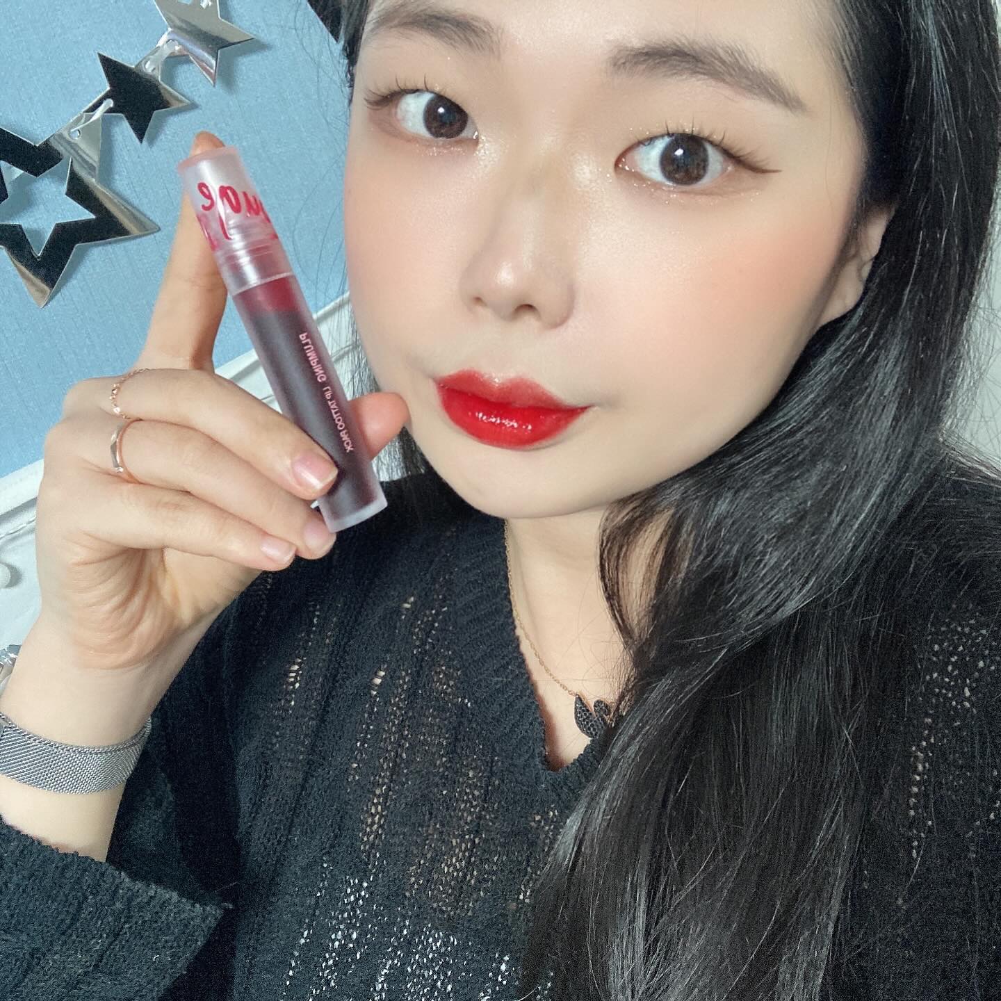 #협찬 maxclinic

뭐 먹기만 하면 입술 지워져서 신경쓰이는 사람들 여기 모여라!🙋🏻
16만개 완판된 맥스클리닉 립타투팩이 신상 컬러 2종을 출시했다!✨

📍선명하고 맑은 느낌의 클래식 레드
📍얼굴 빛 화사하게 밝혀주는 와인빛 채도의 플럼베리

웜톤계열의 립을 선호하는 나는 클래식 레드로 픽!
필오프타입으로 제품 팁이 제형을 얹어 바르기 간편해서 좋았고, 플럼핑효과가 있지만 입술 자극하나 없는 순한맛,,😛

실제로 이거 바르고 매운쭈꾸미에 술도 왕창 마셨는데 입술 수정 하나도 안했고, 담날까지도 남아있었다는 점!👍🏻👍🏻
(립타투 최초 72시간 색상 지속력 인체적용시험 완료)

📌나처럼 글로시 립 좋아하는 사람은 립밥이나 립글로스 덧발라주면 안지워지는 탕후루립 가능하니 참고!

#협찬 #맥스클리닉 #립타투팩 #순한맛 #플럼핑립 #지속력좋은틴트