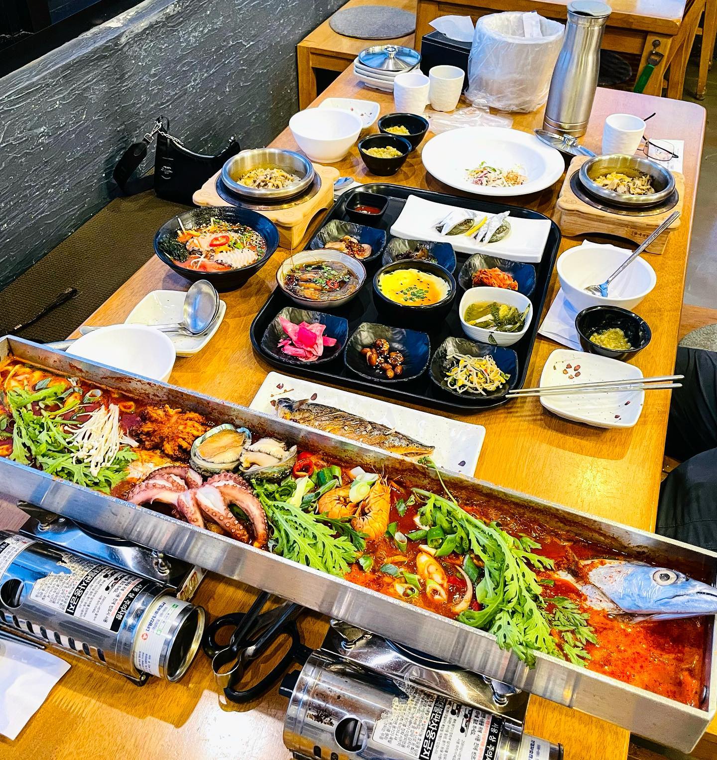 📍제주 갈치조림 맛집 #어박사 

통갈치조림
통갈치조림 + 영양솥밥 + 전복물회 + 갈치구이 + 돔베고기 + 새우장 + 갈치회

제주 방문시 재방문 할 곳 1위
갈치살이 실하게 붙어있어 솥밥)흰밥에 올려먹으면 밥도둑👍

제주에만 4,5군데 있어 가까운곳으로 추천 ~!

물회 솥밥 죽 조림 하나도 빠짐없이 다 맛있음👏👏👏👏👏