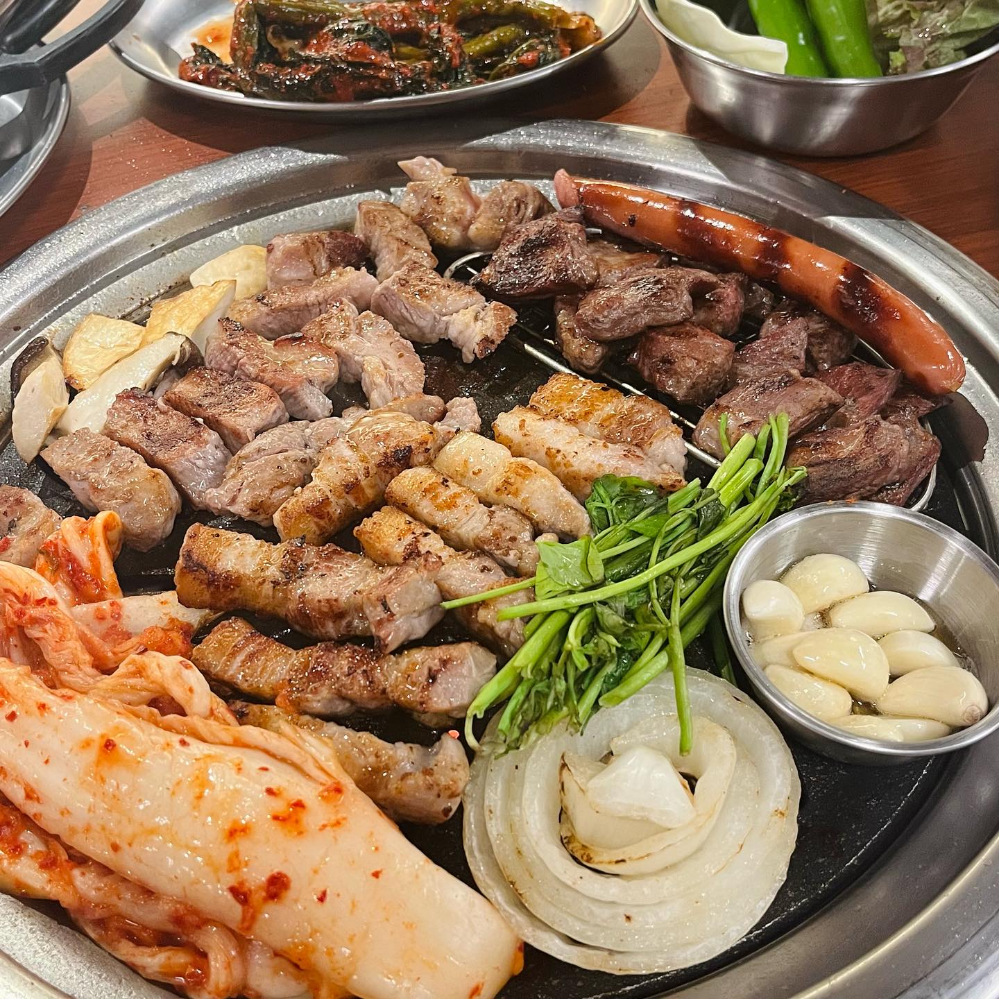 #협찬 #짠돈

국내최초 #젓갈숙성 돼지구이 #짠돈노량진본점 🐖

최신 프리미엄 숙성기술로 잡내를 없애고
활성화된 효소를 통해 소화를 돕고
부드러운 육질과 풍부한 육향을 즐길 수 있어요.

고기만 시켜도 대접받을 수 있는 푸짐한 한상차림!

상추, 양배추, 오이고추, 콩나물무침, 겉절이,
마카로니 사라다, 두부, 갓김치 & 배추김치 

그리고 고기 양념장만 7종!! 
날계란야끼니꾸소스, 불닭 핫소스, 갈릭솔트, 
갈치속젓, 고추냉이, 쌈장, 마늘기름장 🧄

푸짐한 시골 밥상을 느낄 수 있는
노량진 맛집 노량진역 고기집 짠돈이에요! 

제가 시킨 #짠세트 는 정말 가성비 굿 👍🏻

삼겹살, 목살, 갈매기살까지 
여러가지 고기를 한번에 맛 볼 수 있고
야채도 가득해서 쌈으로 먹기에도 좋아요 🥬

#짠돈단골손님 도 모집 중인데 
저도 단골이 되고 싶어요!! 🙌🏻

📋
짠 SET : 삼겹살 180g + 목살 180g + 갈매기살 180g
+ 키다리소세지 + 야채구이 39,700원

대패삼겹살 180g 11,900원
삼겹살 180g 12,900원
목살 180g 12,900원
갈매기살 180g 13,900원
가브리살 180g 13,900원

젓갈비빔밥 6,000원
모밀국수 (비빔/물) 6,000원
시골 된장찌개 5,000원
얼큰 라죽 5,000원
폭탄계란찜 4,000원
소시지와 야채 4,000원

📍서울 동작구 만양로18길 18 1층
📲 0507-1356-7614
🕖 매일 16:00-22:00 
🚙 지하철 1,9호선 노량진역 도보 5분
⭕️ 유료 주차가능, 단체이용 가능, 예약

#리뷰노트 #노량진맛집 #노량진역맛집 #노량진역고기집
jjandon_noryangjin