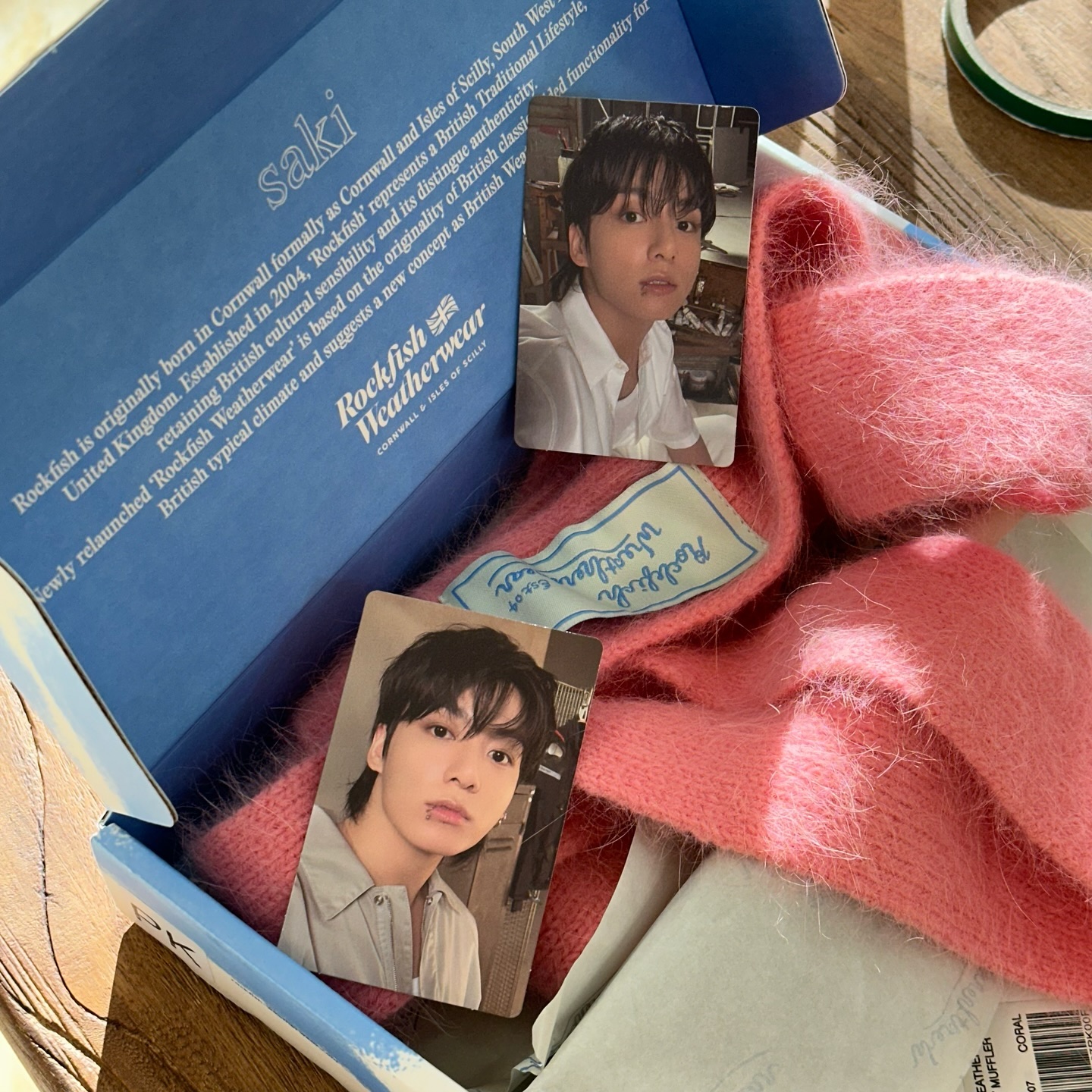 마침 옆에 정국이 포카가 있어ㅛ고,, 정국뷘이 산타클로스마냥 갑자기 선물 보내줌 ,,,,, 한달도 넘게 남은 생일 ,,,, 벌써부터 생일 시작이다 !!!!!!