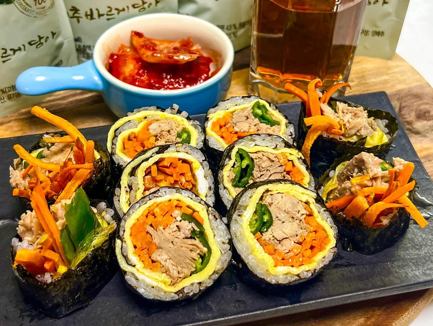 #참치청양마요 #홈쿡
.
김밥을 너무 좋아해서
한때는 김밥 배는 따로 있다며. 밥따로 김밥따로 먹곤 했는데
.
다이어트 공화국이 되어버린 이시점
틴수화믈을 배척하다보니 자연스럽게 김밥과 멀어지더라구요
.
그러다 최근에 키토김밥들이 핫해지며
다이어트 김밥을 고민해보다 만든 참치마요김밥‼️‼️
.
🥚 계란에 소금한꼬집 넣어 계란지단 부치고
🥕 당근은 채썰어 살짝 볶아주고요
🐟 참치는 기름을 쏙 빼주고
🌶️ 청양고추는 반 갈라 고추씨는 빼주세요
.
김을 펼치고. 밥은 거들뿐 ㅋㅋㅋㅋㅋㅋㅋㅋㅋ
밥알은 세을수 있을 정도로 극 저탄 지향!!
밥위에 재료들을 아낌없이 넣어준 뒤 저칼마요 뿌리고
돌돌 말아. 참기름 싹 감싸주면 끝 ~~~~~ 👍👍👍👍
.
다이어트 저칼로리 김밥 완성입니다 🙈
포만감 짱짱하나 칼로리를 팍 낮춘 김밥 
이거이거 진짜 맛있어여 🙏🙏
.
.
#다이어트음식 #다이어트도시락 #다이어트요리 #다이어트레시피 #저탄 #저탄음식 #탄수화물줄이기 #김밥 #김밥맛집 #키토김밥 #키토식 #계란김밥 #참치김밥 #참치마요 #참치마요김밥 #침치마요청양김밥 #고추김밥 #매운김밥 #청양고추김밥 #홈쿡 #홈메이드 #간편식사 #아침밥
