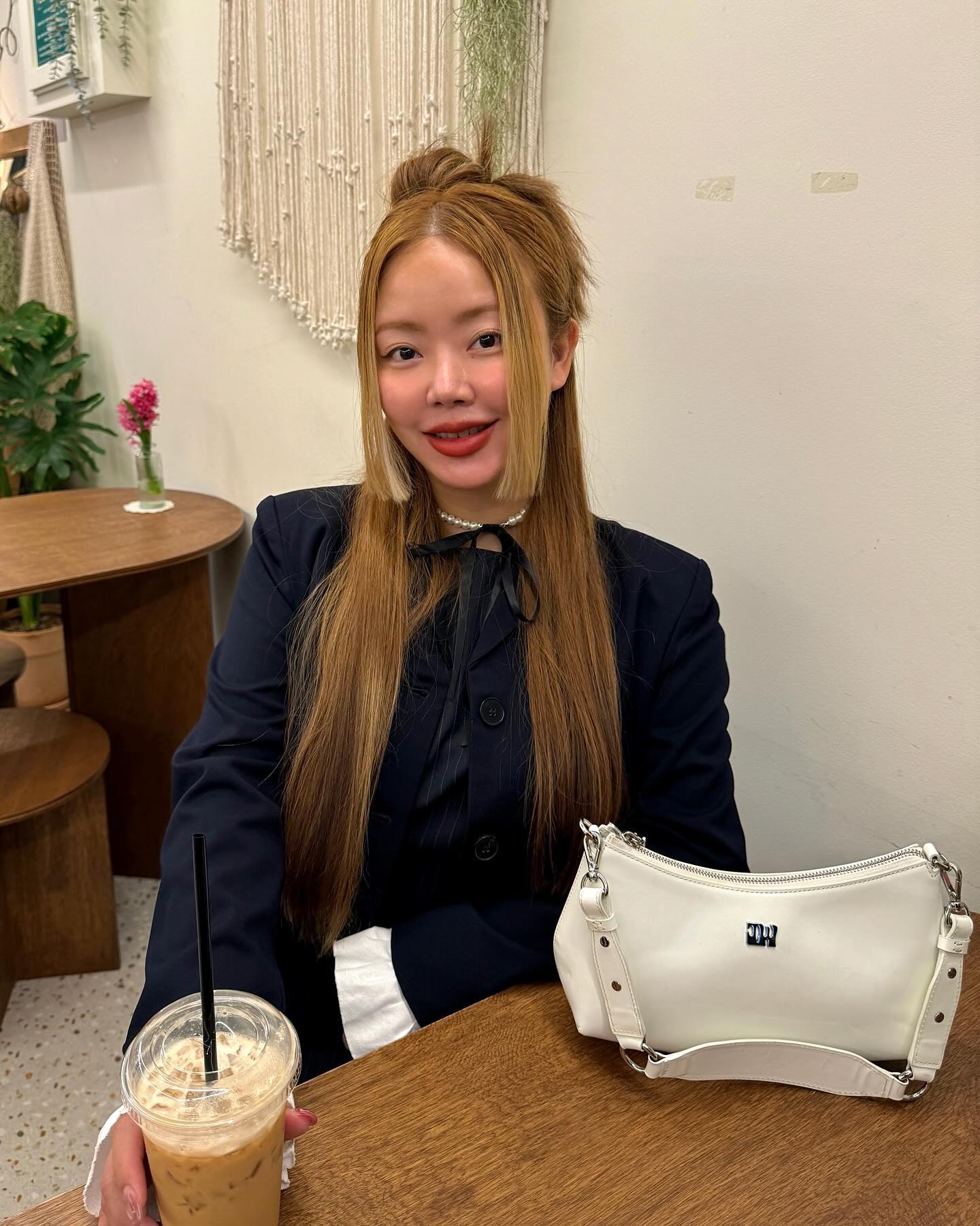#협찬 행복한 주말 순삭 중…🌸👻🎵

outer mudidi_official 
dress vintage
shoes like_____s 
bag jamiewander_official 
necklace like_s

#무디디 에서 보내주신 네이비 컬러의 자켓으로 하객룩 완성💙 요즘 핫한 드라마 <눈물의 여왕>에서 배우 김지원님이 착용한 제품인데, 역시 셀럽들이 사랑하는 브랜드다운 하이퀄리티 소재와 고급스러운 핏 맘에 쏙! 손목 프릴 디테일이 포인트인데 탈부착 할 수 있어서 TPO에 맞는 자유로운 스타일링이 가능하다는 거✨

📢~4/10까지 자사몰 프로모션 진행 중이니 많관부!🛒🛍️🎀

#하객룩 #데이트룩 #하객룩코디 #봄코디 #봄자켓 #눈물의여왕 #김지원자켓 #Dailylook #OOTD #MUDIDI