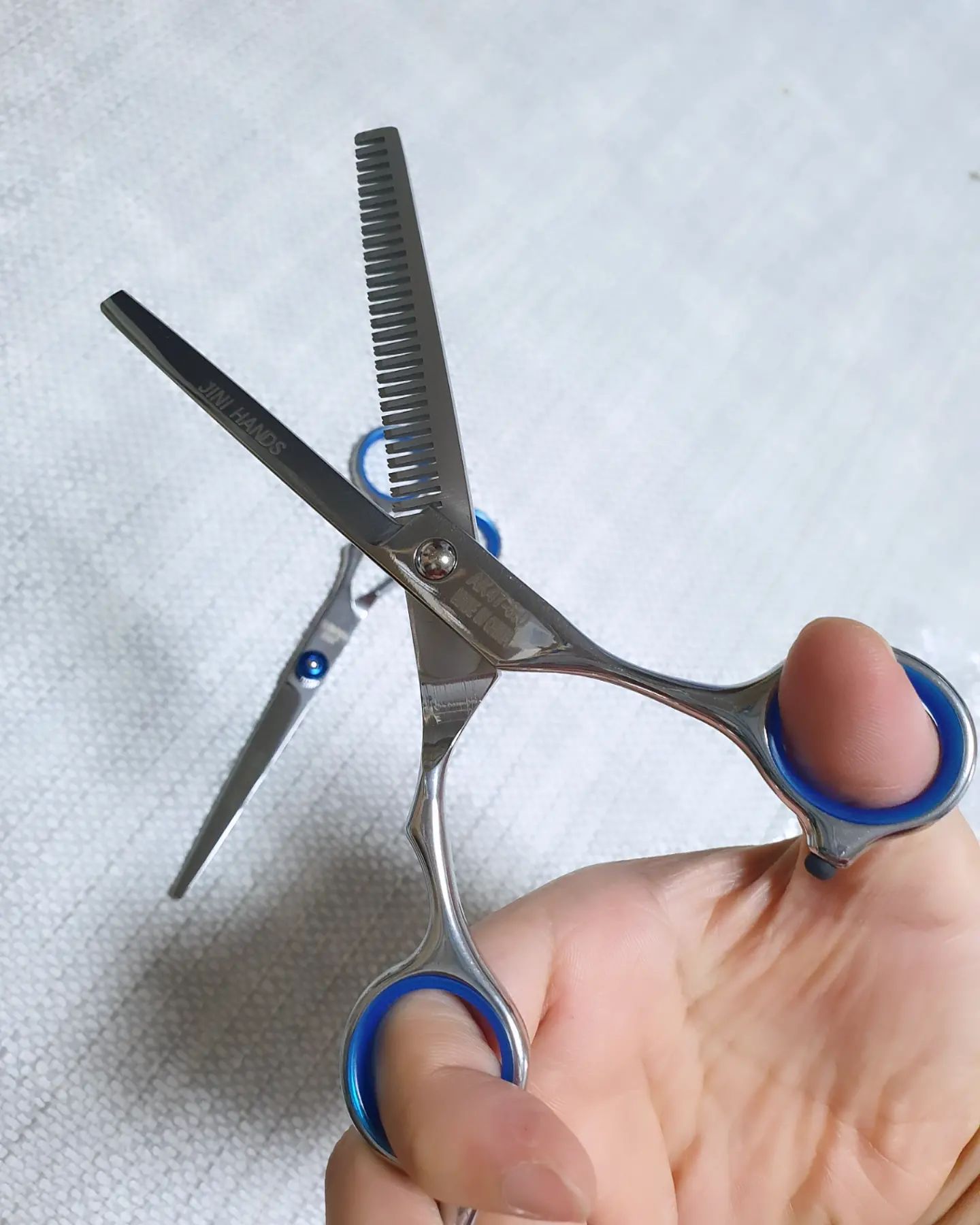 #광고 

미용실가지말고 집에서 셀프미용해보자~~~!!✂️💇‍♀️
우수한 절삭력과 내구성을 갖추었으며 가성비 좋은 가격과 세트 구성품으로
집에서 손쉽게 미용할수있다~
손잡이 실리콘 마감과 편안한 그립감으로 편하게 미용 가능하며 초보자도 쉽게 셀프미용 할 수 있다. 유튜브로 배워서 미용가위로 셀프로 애들 머리자르기좋은 것  같다.
머리카락 날리지 않고 깔끔하게 미용할 수 있는 미용가운으로 지저분하지않고 정리도 간단히 할수있어 좋은것같다.👍

 #미용가위 #셀프미용 #초보미용 #절삭력 #미용가운