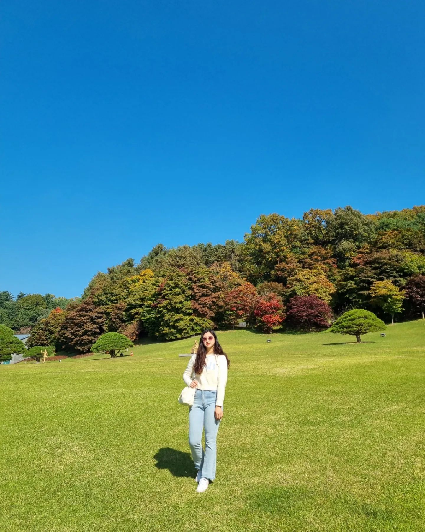지난 주말 엄마 산악회 따라 다녀온 청남대🌲

남쪽의 청와대라는 의미를 가진 청남대는 대통령의 별장이었던 만큼 55만평의 넓은 부지와 자연이 너무 아름다웠던 것 같다💛

밤에 차끌고 내려와 새벽 5시 기상...+4시간 걷기
너무 힘들었지만 온 보람이 있던 곳이었다🌿🍂

#일상 #기록 #여행 #충북 #청주 #청남대 #가을 #가을여행 #엄마랑 #데이트 #가을나들이 #🍂 #🍁 #🌿 #daily #travelphotography #travel #ootd #lfl #selfie #forest #🤍