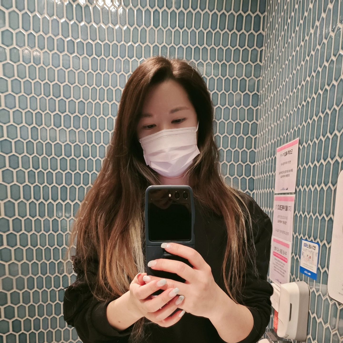 나도 찍어본 #화장실거울샷

찍어봤어야지.. 
어색한 손

구조도 특이하고 푸른 타일이 예뻐 찍어봄요🥴