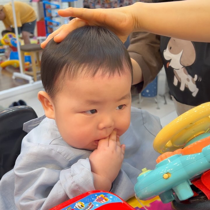 #울아기첫이발 #버블스토리수지데이파크점 #아기미용실 #성복동미용실 #용인아기미용실 #용인어린이미용실 #키즈미용실 #아기헤어스타일 #엄마랑나들이 #분수대앞에서 #니가좋으면나도좋아 #귀염둥이 #육아스타그램 #육아일상 #소통해요 #좋아요 #맞팔

내가 한번 잘라줬었지만🤭 정식으로 울아기 10개월만에 첫 이발 😍🙌 울고불고 할까봐 조마조마 했는데 신상장난감들+아기상어TV+원장님스킬로 수월하게 성공했다! 치트키는 떡뻥 ㅋ̤̫ㅋ̆̈ 버블스토리 수지점 원장님 덕분에 우리아들 인물이 훤해짐 😘💖 삐쭉삐쭉 머리에서 너무 속시원한 귀염둥이 머리스타일 ~~ 다음엔 과감하게 지디스타일로 😉🤞 미용실 내부에 장난감이 한가득인데 베이비카페 온 것 같았다 ㅋ̤̫ㅋ̆̈ 우리아가 한참 신나게 놀고 집으로 ~~ 너무너무 만족했당 😆🧡💕

🔎버블스토리 수지데이파크점
경기 용인시 수지구 수지로 119 데이파크 C동 213호