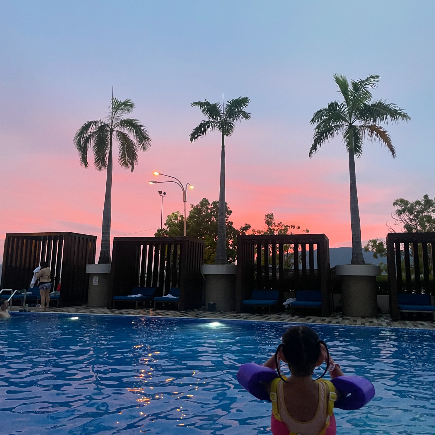 Summer, Kota Kinabalu 🏝️ Day-2
비행기 연착에 아기와함께하는 첫 해외여행은 헬이었다.
나의 체력 헬. 둘째날은 호텔 수영장에서 계속 놀음.
우주는 아빠한테 가면 울고 나한테 오면 웃었다.

#kotakinabalu #hyattregency