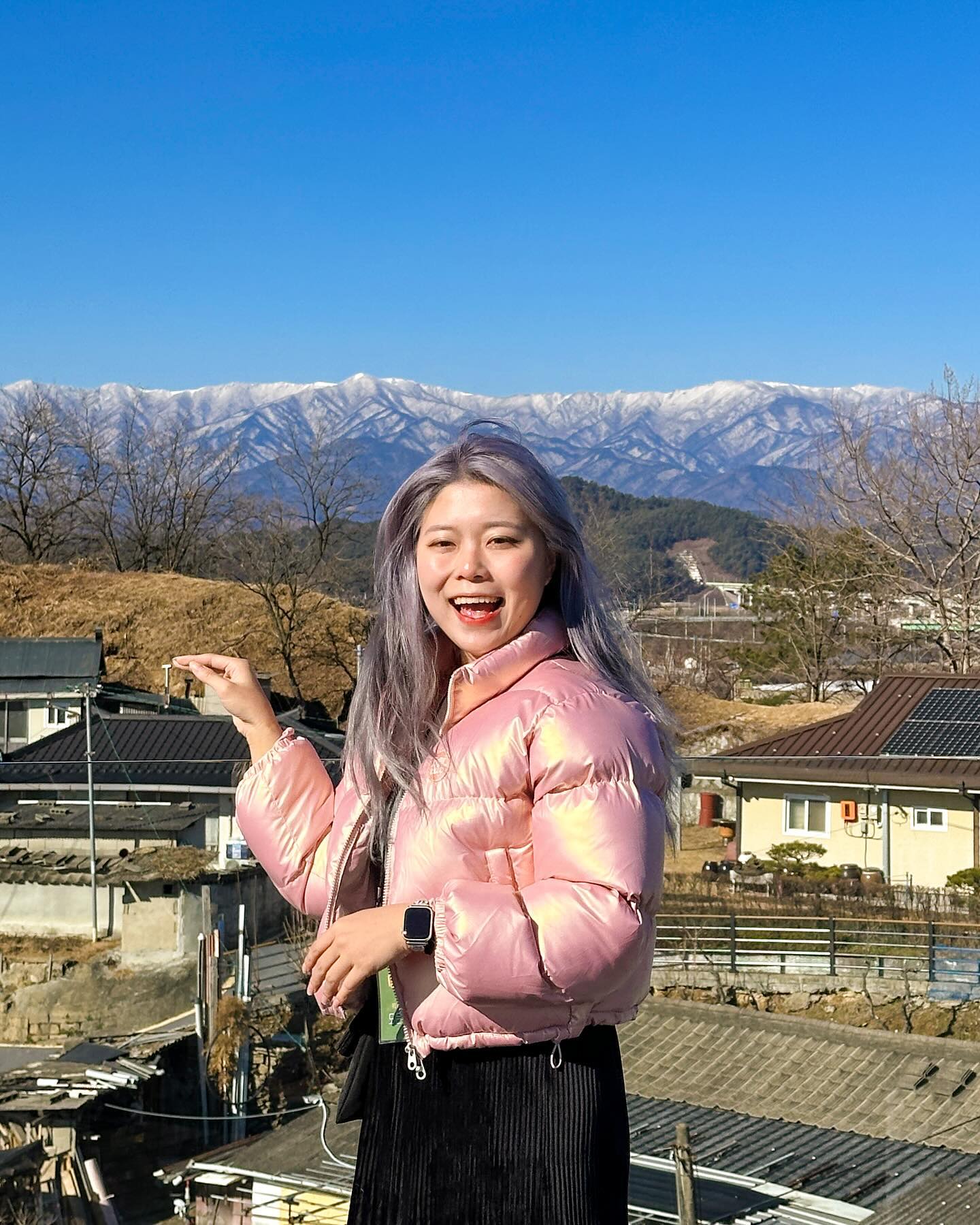 설산뷰의 배경, 영주 핫플 녹스고지 🏔️🤍

영주 사람들 다 이곳에 모인다고 해도 과언이 아닌
영주 핫플 카페, 녹스고지!
겨울철 전망대에서 보는 설산이 정말 예뻤던 🥹🤍

지하 1층부터 3층 전망대로 이루어진 대형 복합문화공간으로
곳곳의 감성적인 인테리어도 돋보였어요!

특히 야외 수정원은 ‘고지대에서 만나는 잔잔한 바다’라는
뜻에 걸맞은 공간인데요. 모던하면서도 감성을 자극하는 녹스고지!
멋진 인테리어를 느끼고 싶다면 영주 여행 리스트에 추가해보세요__✍️

🗻녹스고지
📍경북 영주시 두서길87번길 38
⏱️ 매일 10:00-22:00 (연중무휴)
🅿️ 카페 주차장 O

#지금은더는 #은더는영주 #은더_경북 #영주카페 #영주데이트 #녹스고지 #영주카페맛집