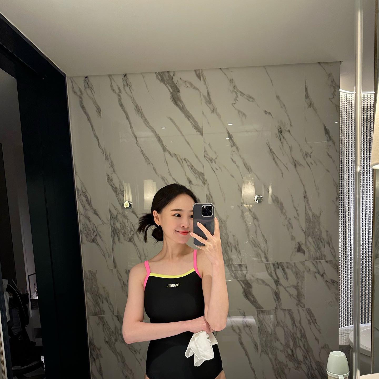 손에 윤솔이 손수건 들고있는 옥의 티 사진이지만 오랜만에 내사진😂😂