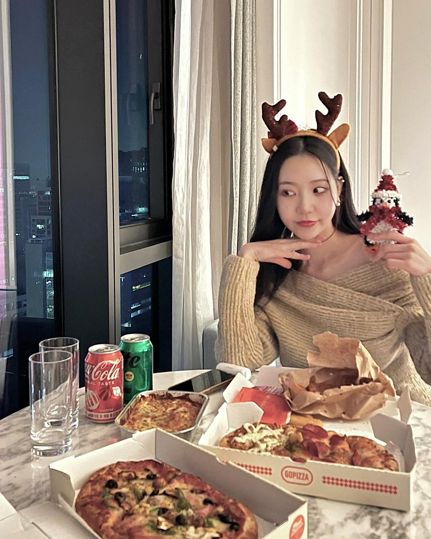 일에치여..🫠 시간이 유독 빨리갔던 2023년
그래도 연말은 좋아하는 사람들과 따뜻하게 보내서 행복했다 ❤️