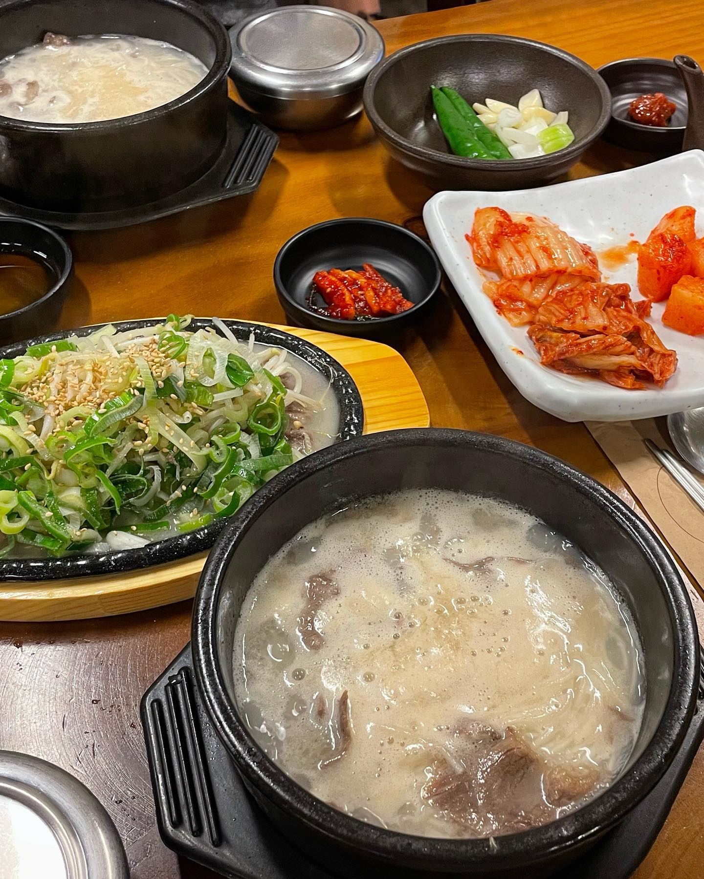 원주 설렁탕 맛집 추천 #나을설렁탕

행구동에 위치한 설렁탕 맛집 나을설렁탕!
나을설렁탕의 대표 메뉴인 설렁탕은요,
엄선된 한우뼈로 16시간동안 끓여낸 깊은 육수로 무색소,무방부제,무msg,무첨가물이에요. 설렁탕으로 몸보신하네요👍🏻👍🏻
살코기가 야들야들하고 감칠맛이 있어서
입안에서 살살 녹아요🥹
설렁탕+소머리접시수육 조합 추천해요👍🏻
스마트스토어에서도 주문가능해요!
나을설렁탕을 집에서도 맛보실수 있답니다!

<나을설렁탕>
강원 원주시 행구로 183
매일 07:00-23:00
0507-1345-4624
제로페이가능,포장,배달가능
주차: 매장앞 주차
 
<나을설렁탕 구매링크👇👇>
https://m.smartstore.naver.com/ijkim0814/products/641173315

#원주설렁탕 #나을설렁탕 #원주설렁탕맛집 #원주곰탕맛집 #원주곰탕 #원주점심