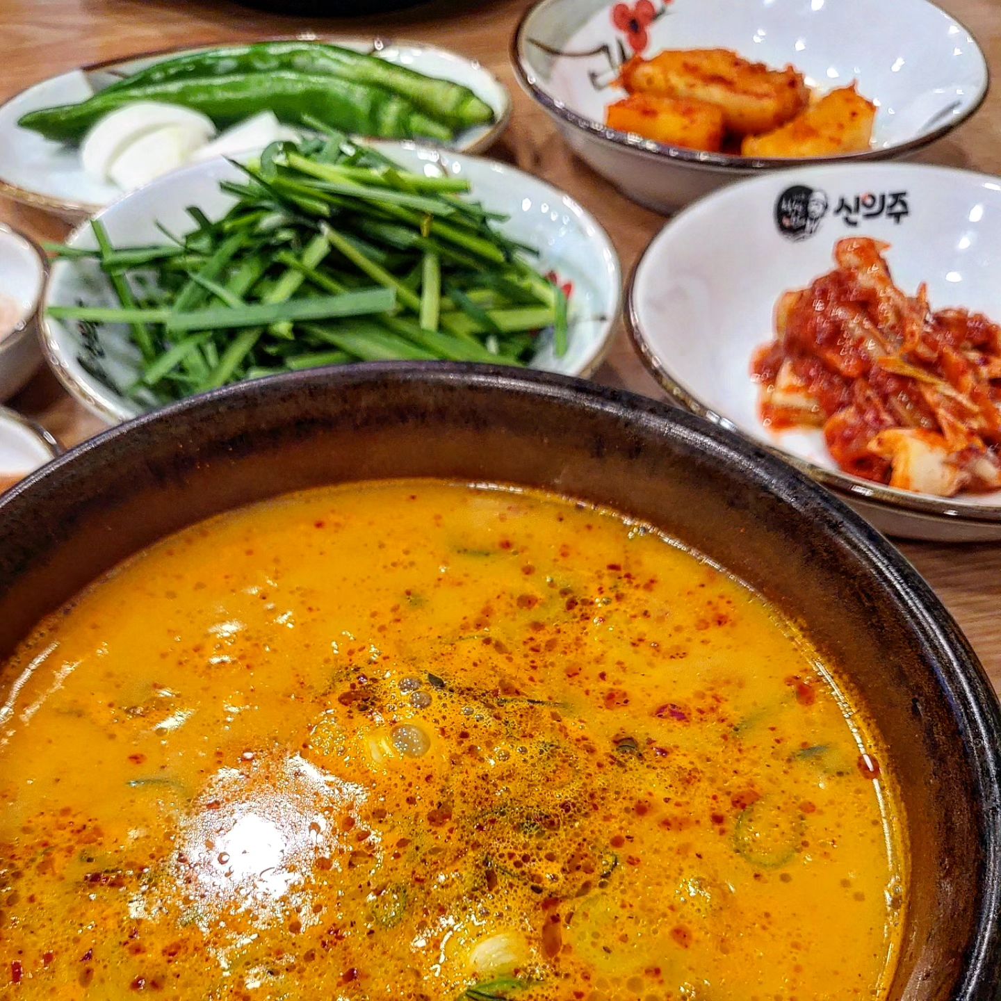 경기도 하남시 학암동 북위례점
#신의주찹쌀순대

이른 더위로 지쳐갈때 찾게되는
보양식❗️대표적인 보양식은
아니지만, 이열치열 보양식으로
인기있는 순대국이에요 👀힣

#순대국
순대국은 일반순대국과 
얼큰순대국 두 종류가 있어요💓

전 순대국 먹을때 내장은 안 먹고
순대만 먹는 편인데 순대만, 
고기만으로 택할 수 있어서 좋았어요🔥
양념빼기도 선택할 수 있구요😆
전 얼큰순대국을 먹어서 국물이 좀
빨간 편인데요, 여기에 청양고추까지
넣어주면 지인짜 얼큰하고 맛있어요ㅎㅎ
순대만으로 하니까 순대양이 굉장히
많더라구요,,🫶

부추 좋아하시는 분들은 부추까지
넣어드세요❗️

#우거지소고기국밥
신의주 직원분께서 추천해주셨던 메뉴! 밀키트로 먹었을때도 맛있어서 매장에서도 꼭 먹어보고싶었어요ㅎㅎ
우거지, 소고기 양이 혜자인 국밥😀
순대국 전문점이지만 소고기국밥까지
존맛이에용,,😊

제가 방문했던 북위례점은 셀프바도 있고 생긴지 얼마 되지 않아 비교적 더욱 깔끔한 매장이었어요! 사장님도 친절하시구요ㅎㅎ

sinuijoo_official

🔴경기 하남시 위례학암로13번길 36 1층 신의주 찹쌀순대

본 포스팅은 신의주찹쌀순대 서포터즈 활동을 위해 제품을 제공 받았으나 포스팅 내용은 주관적인 의견을 바탕으로 작성하였습니다.