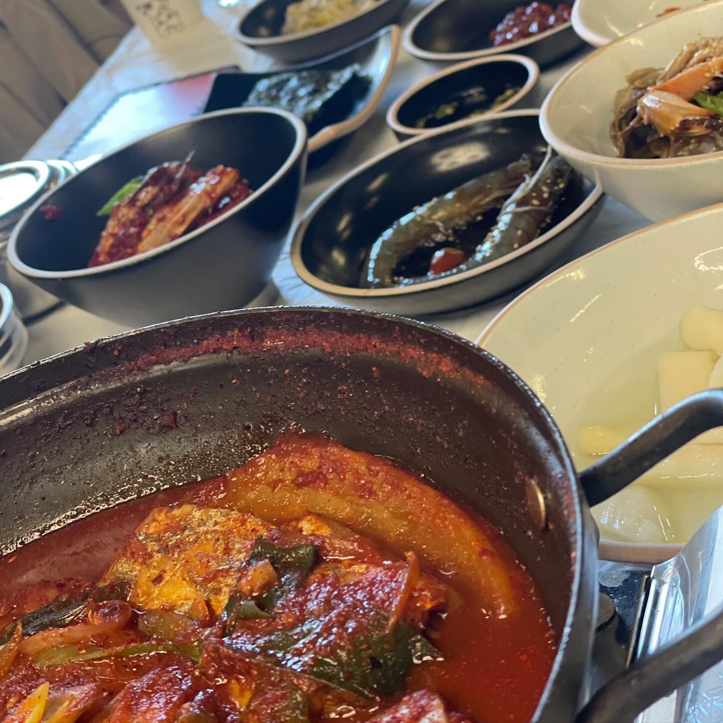 #여수 #맛집 

여수여행쓰~
점심으로 
#여수게장정다운식당 에서 먹었지요🫶🏻♥️

몰랐는디 식객 허영만님이 방문했다고😳!!
그랴서 그런지 사람이 많았다!

많이 기다리려나 했는데 캐치테이블로
웨이팅쓰 하고 들어갔는데 

대기공간이 엄청 크고 뷰가 아주 끝내줌
뷰 보고 사진찍다보니 우리 차례가
금방 온듯함 ㅋㅋㅋㅋ 

우린 갈치조림+게장백반으로 먹었다!!
갈치조림 진심 밥도둑 미쳐ㅜㅜ쫀맛
간장게장도 너무 맛있었고 양념게장은..
개인적으로는 별류🙄ㅋㅋ 

그랴도 맛나게 먹었즤🙌

🚗전남 여수시 돌산읍 마상포길 12

#여수여행 #여수가볼만한곳 #여수간장게장 
#여수갈치조림 #맛집여행