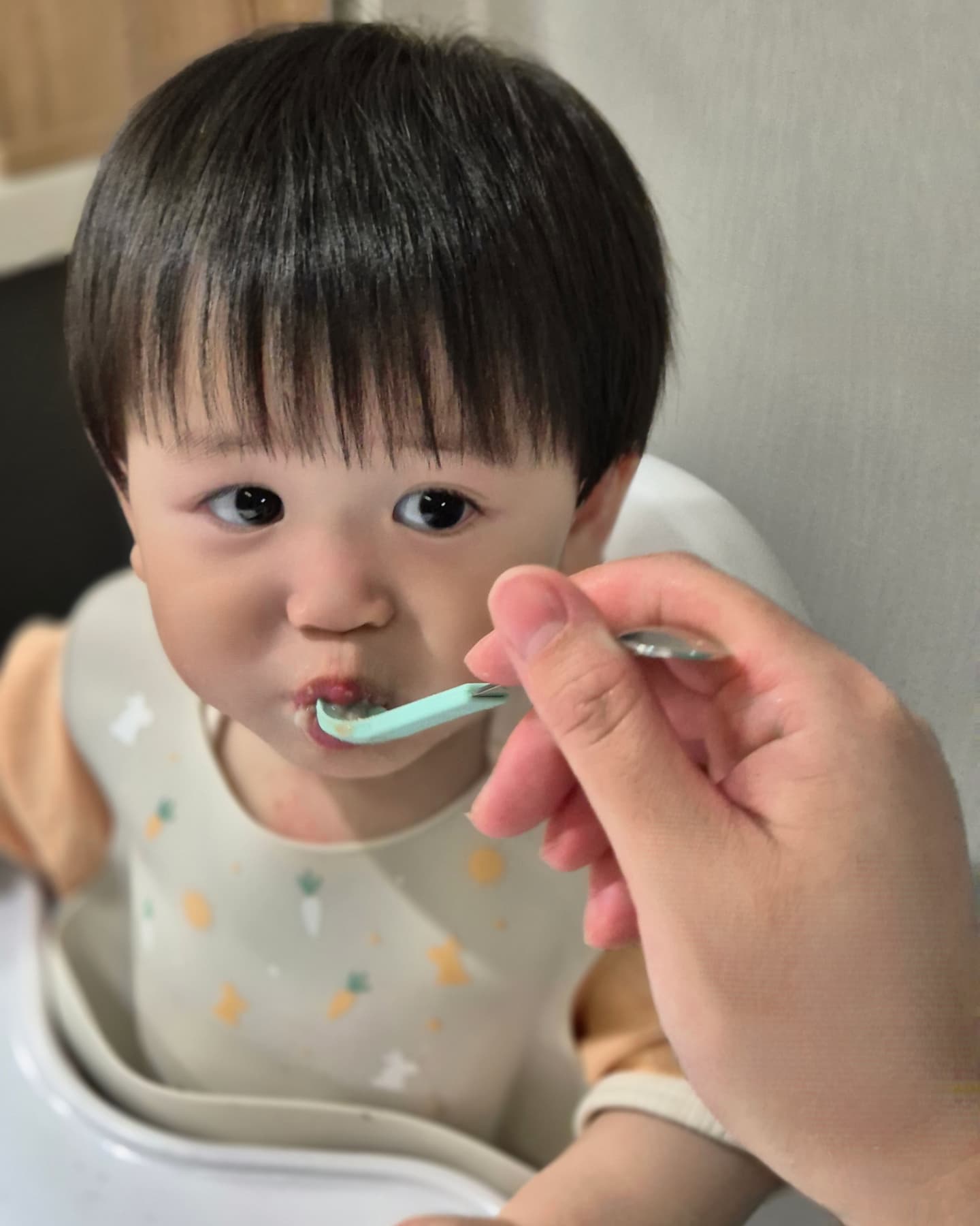 #누비마미서포터즈 #제품제공

이유식스푼으로 감동받아본 적 있으세요..?
이 스푼, 진짜 말도 안돼요.
이유식 스푼이 다 거기서 거기, 디자인만 다른거 아니였어? 했던 제 머리를
한대 쾅 맞은듯했을 정도로 진짜 이유식 스푼 종결템이라고 감히 말해봅니다.

🔸️ 누비 듀얼 이유식 스푼

일단 손에 들자마자 딱 느낌이와요.
길고 튼튼한 핸들이 너무 안정적이면서 멀리서도 먹일수 있어서
이유식을 입에 넣을때나 먹이고 뺄때나 너무 편하더라구요.

거기에 2 in 1 제품이라 한쪽은 실리콘, 한쪽은 스테인리스 소재로 되어있어서
초, 중기에는 실리콘 스푼으로, 후기, 완료기때는 스텐 스푼으로 이유식 입자감에 따라 사용할 수 있어서 실용적이예요.

또 스푼이 재준이 작은 입에 맞게 폭은 좁고 깊이는 깊게 되어있어서
입에 쏙쏙 어찌나 잘 들어가던지,
흘리는 이유식 거의 없이 깔끔하게 먹일수 있더라구요.

전쟁같은 밥 시간,, 누비 스푼으로 광명 찾으세요✨️

#누비마미 #누비서포터즈 #누비55주년