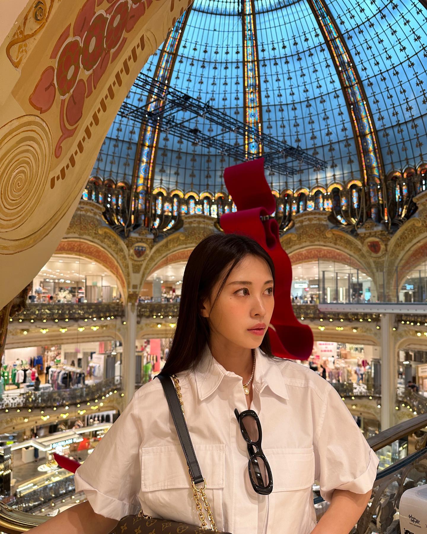 🇫🇷프랑스 파리🇫🇷
백화점 문 닫을 때 와서 구경도 제대로 못했지만 사진은 남기기
남편이랑 사진 찍는데 혼자 온 관광객이 사진을 부탁해서
한국인의 사명감을 가지고 기깔나는 인생사진을 남겨드리기 위해
무진장 노력했다 쿜ㅎ쿄쿄쿄쿄쿄쿄
.
파리는 따듯했고 차가웠고 달콤하다
가고 싶었던 레스토랑은 일요일 월요일 휴무라 가지 못했...
파리에 또 가야 할 이유가 생겨버렸다