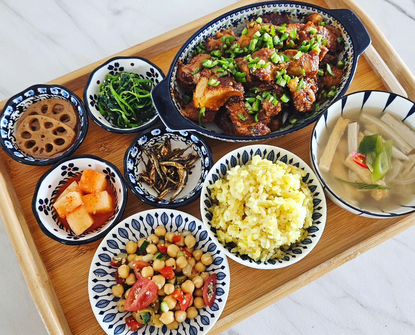 #레시피 
#반찬레시피

👩‍🍳#돼지갈비찜 #어남선생류수영 (1kg 기준)

1. 물에 2~3회 헹군 #돼지갈비 를 달군팬에 기름없이
  지방이 붙은 부위부터 소금 2꼬집뿌려 구워준다
 (노릇해질정도로. 자주 뒤집지 말기)
2. 설탕 5T 뿌려 섞어준뒤, 식초 1T 뿌려 또 섞기
3. 간장 5T, 참치액 5T 넣고 끓으면 섞은뒤 
  고춧가루 3T 넣고 섞기
4. 양파1개, 대파 넉넉히 잘라 넣고 다진마늘3T,
 케찹 2T 넣고 쎈불로 약 5분가량 볶아주고
5. 물 500ml, 후춧가루 20번 톡톡
6. 뚜껑닫고 약불로 40분간 뭉근하게 졸여주고
7. 청양고추 잘라서 위에  뿌려주면 끝

#오늘뭐먹지 #오늘의메뉴 #반찬메뉴 #반찬레시피 #hoomkooking #koreanfood #밥상스타그램 
#어묵국 #병아리콩샐러드 #연근조림 #참나물무침 #고추장멸치조림