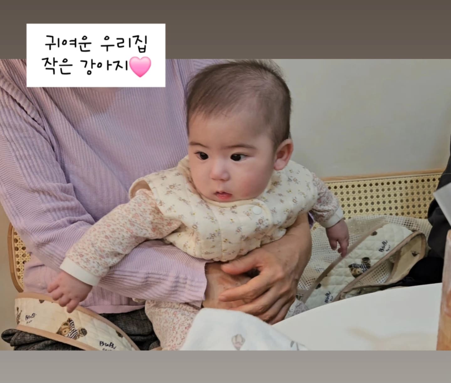 귀여운 우리집 작은 강아지의 옹알옹알이 덕분에 성장과 신비로움에 대하여 다시금 배우게되는 요즘🐥
.
.
떵이와 둘이 처음으로 카페에도 가보고, 가족들과 이따금 떵이의 코잠
타이밍에 맞춰서 여유도 느끼게 되었ㅈㅣ🩷
.
.
잠이 부족하고 너무나바쁜 하느미의 꿀밤을 부르는 재수없음에 비수를 날리는 공격을 했더니 나의말에 상처를받아 슬프다나 뭐라나💦
.
.
우선 너무 졸려서 삐죽훌쩍하는 하느미에게 미안하오🙏 를 말하며 다음날 마주한 장미꽃과 그의 편지에 정말 칼로 물은 벨수없는 것인가 싶었다는🐥
.
.
.
.
.
.
.
.
.
.
.
.
.
.
.
.
#육아 #육아일상 #육아기록 #아기 #아기스타그램 #베이비 #베이비그램 #딸맘 #용띠맘 #용띠아기 #산후다이어트 #필라테스러버 #필라테스 #운동소통 #운동하는엄마 #운동기록 #baby #babygirl #daily #dailygram #bodycheck