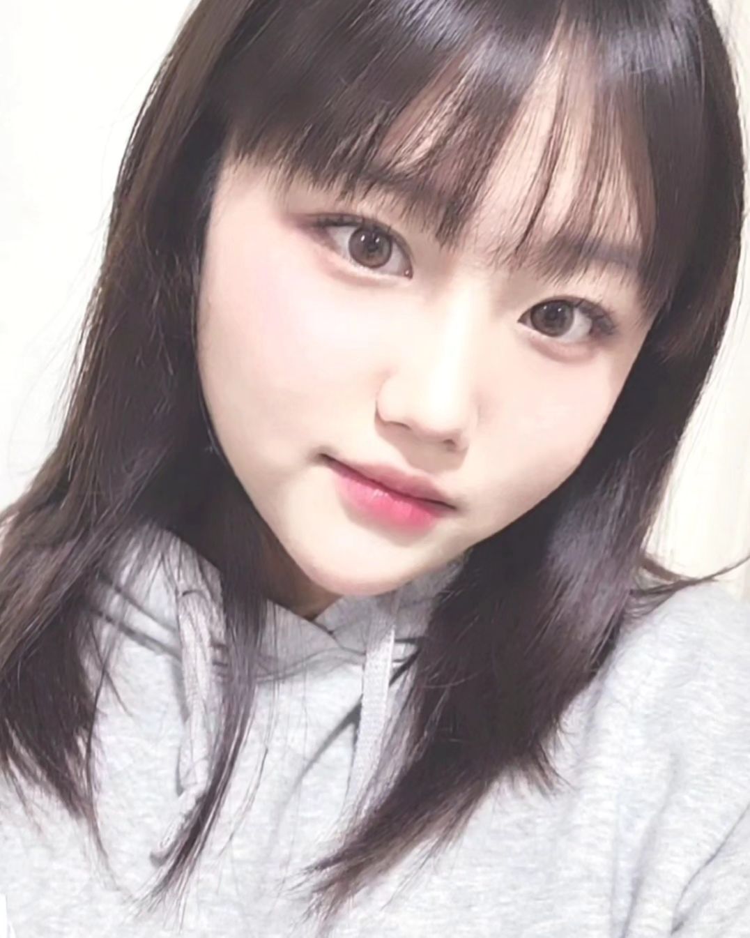 #제품협찬 #협찬 #츄렌즈 #chuulens #뉴클라우드푸딩 #클라우디무드 
#윙크앱 #WiNC #컬러렌즈
#컬러렌즈추천 #핑크브라운 #그레이

✨️ᴄʜᴜᴜʟᴇɴs✨️
🍮ɴᴇᴡ ᴄʟᴏᴜᴅ ᴘᴜᴅᴅɪɴɢ ʀᴇɴᴇᴡᴀʟ ᴏᴘᴇɴ🍮
츄렌즈만의 사랑스러운 감성을 담아 
새롭게 업그레이드 되어 탄생한 뉴클라우드푸딩🍮

3가지 컬러가 있어요
뉴 클라우드푸딩 핑크브라운
뉴 클라우드푸딩 그레이
뉴 클라우드푸딩 무스브라운

제가 협찬 받은것은 
뉴 클라우드푸딩 그레이와
뉴 클라우드푸딩 핑크브라운이에요

🩷뉴 클라우드푸딩 핑크브라운🤎
 핑크와 브라운의 조합으로 부드럽고 
  생기있는 눈동자처럼 보여요
  그래픽이 자연스럽게 있어서 
  핑크컬러가 튀지않는 렌즈에요

🩶뉴 클라우드푸딩 그레이🩵
 그레이+블루 같은 느낌이라
  청량하고 깨끗한 그레이 컬러에요
  쿨톤에게 찰떡🍮

✨️더 맑고 부드러워진 뉴 클라우드푸딩으로
눈동자에 자연스럽게 스며드는 몽글몽글한 
색감과 패턴의 활용도 좋은 데일리렌즈 추천해요🍮