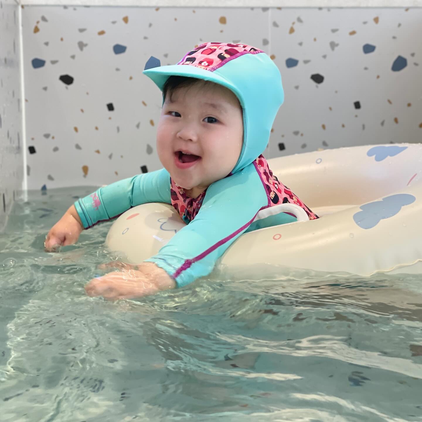 🩵
오늘은 제대로 물만난 물고기
너무 잘 놀고 왔지요.🐠

21개월 셋찌.
풀하우스 키즈풀
poolhouse_kids