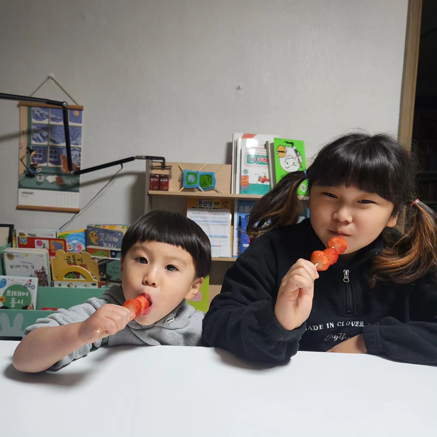 딸기조앙♡
#탕후루아님
치열해서 꼬치에 꼽아 배급ㅋㅋㅋㅋ

#딸기먹방 #딸기킬러 
#투샷 #남매일상 #남매샷 
#흔한남매 #새해복많이받으세요 
#오랜만 #일상 #데일리 #육아