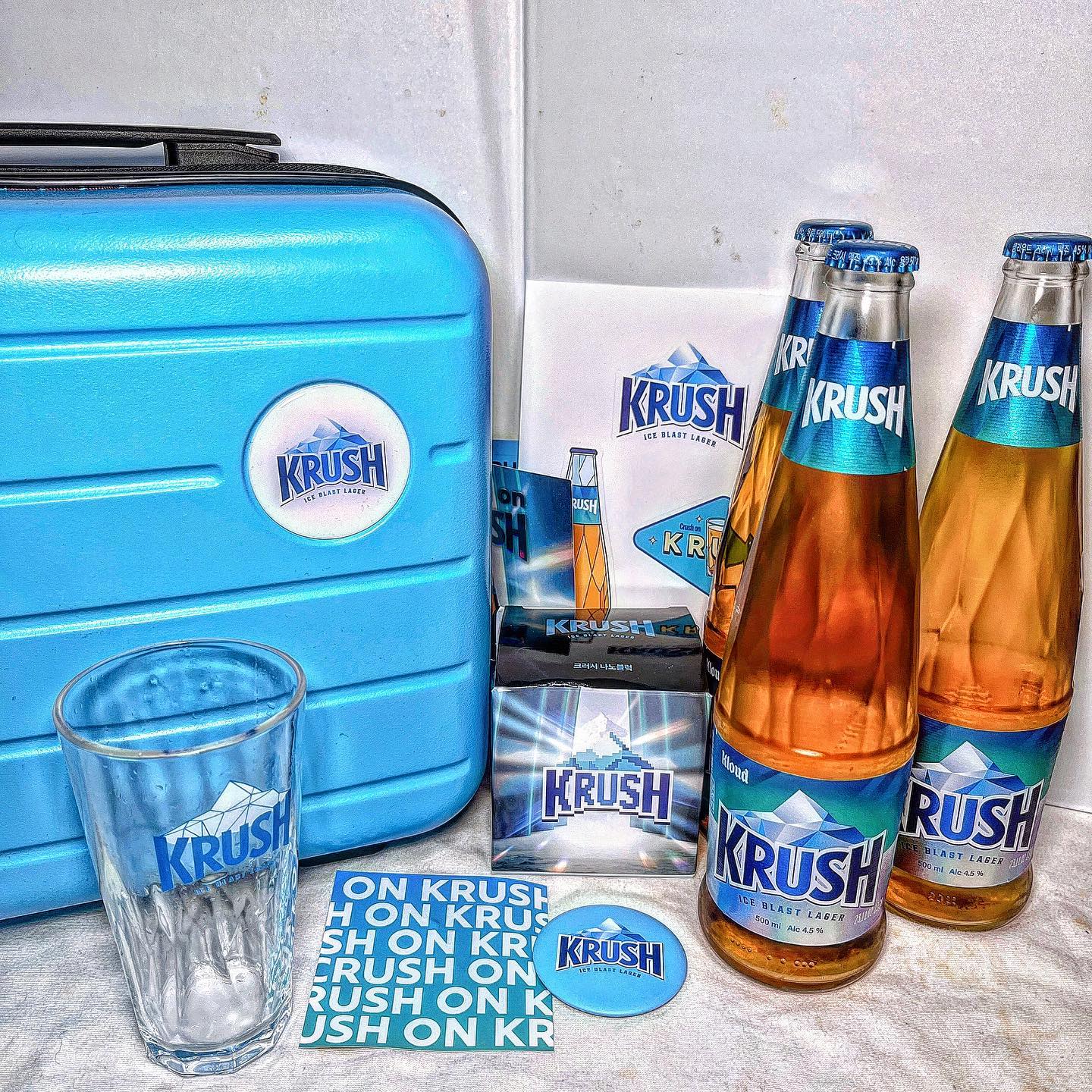 #협찬 #크러시 
”4세대 신상 맥주 등판;; 이제 크러시로 갈아타세요“
⠀
Crush on KRUSH!! 기존 맥주들과는 차원이 다른 4세대 맥주 크러시🫶🏻기존 맥주들과는 비교도 안되는 맛과 멋을 새롭게 담아냈다구요💓
⠀
100% 몰트로 만든 맥주의 본질✨ 멤브레인 시스템과 홉 버스팅 기법으로 구현한 청량한 맛과 향이포인트에요❤️‍🔥 은은한 향과 부드러운 목넘김, 깔끔함과 청량함이 너무 좋더라구요 여심 저격 각🥹
⠀
어깨를 과감히 깍아낸 혁신적인 디자인도 최고💓 빙산처럼 시원한 크리스탈 커팅의 새로운 비주얼이라 비주얼도 신경쓴게 보이더라구요
⠀
4.5도의 패일라거 스타일로 부드러움이 너무 좋아요 4세대 맥주 크러시가 맥주시장 재패할 각인데요?🫶🏻
⠀
#KRUSH#4세대맥주#신상맥주#CRUSHONKRUSH#크러시맥주 #좋아요반사 #먹팔