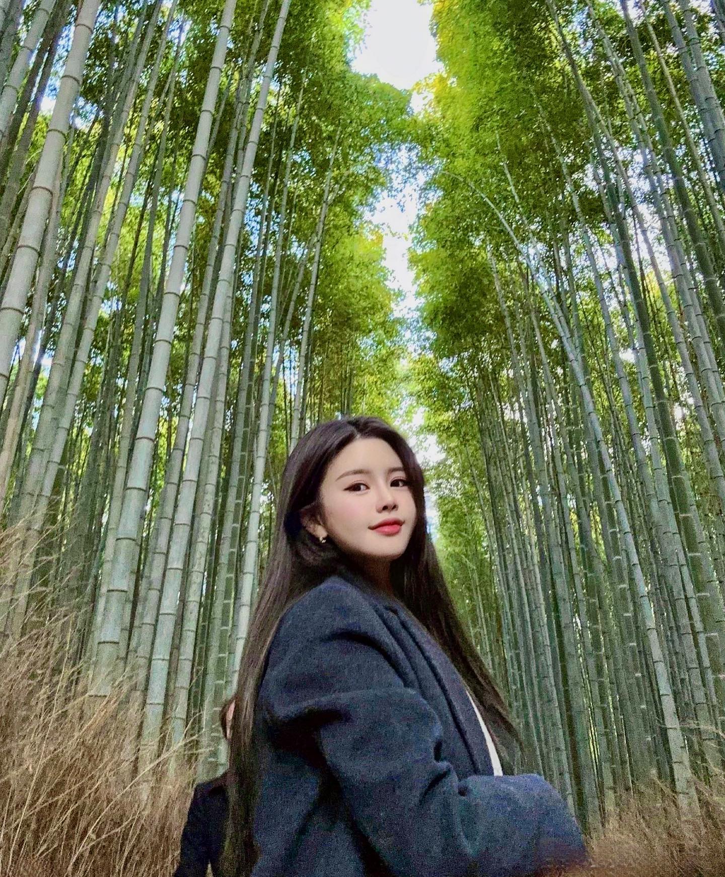 .
#아라시마야 #치쿠린 대나무숲보러 여기까지 갔다요오 🎋🐼
대나무숲이 터널처럼 덮여있어서 완전 힐링공간 ! 
아라시마야 대나무숲 가는길에 먹을거리 볼거리도 잔뜩이라서
쿄토여행 준비중이면 여행 코스에 꼭 넣어보기~ 📍
가는길에 텐류지 절 그리고 공원도 있는데 
강가가 너무이쁘게 펼쳐져있음! 💚
가는길에 소고기 고로케 집있는데 들려서 다먹으세요.. 존맛이니깡..
.
.
.
#일본스냅 #일본자유여행 #일본여행코스 #텐류지 #텐류지정원 #일본대나무숲 #텐류지대나무숲 #아라시마야맛집 #아라시마야치쿠린 #아라시마야여행 #쿄토여행 #쿄토맛집 #쿄토 #kyototrip #kyototenryuji #arashimaya #arashiyamabambooforest #arashimayabamboogrove #kyōto #kyototemple #kyototravel #japantemple #japanshrine #kyotoshrine #likesforlike #japantrip