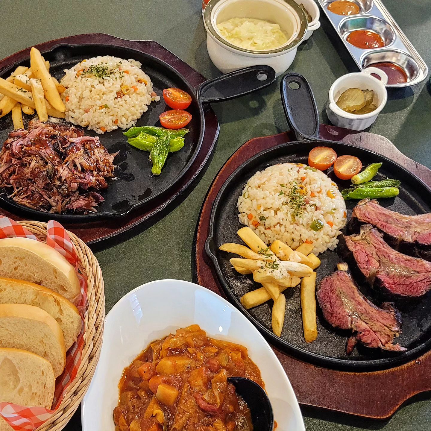 #협찬 김해 연지공원 신상 맛집__🏡 

👉잉스바베큐👈 
텍사스 브리스킷BBQ에 다녀왔어요.

정식 2가지 주문했는데요~
스튜랑 식전빵도 맛나고 구성이 푸짐했어요.

야들야들 부드러운 폭립맛에 반했답니다.
볶음밥이 있으니 든든하기까지..😍🤭
드뎌 텍사스 바베큐 맛집을 찾았어요👍

사장님 친절하시고 분위기까지 취저라
앞으로 연지공원가면 자주 들릴꺼 같아요♥

🎈INGS 폭립 철판 정식 12.0
🎈풀드포크 철판 정식 11.0
🎈자몽에이드 4.0
🎈스프라이트 2.0

#잉스바베큐
📍김해시 금관대로 1364번길 13-1 1층
⏰️월~일 11:00-22:00
15:00-17:00 브레이크타임
☎️0507-1330-1673

#연지공원맛집 #김해내동맛집 #김해양식 #김해바베큐 #김해신상맛집 #내외동맛집 #김해연지공원 #ingsbbq #허브향기처럼