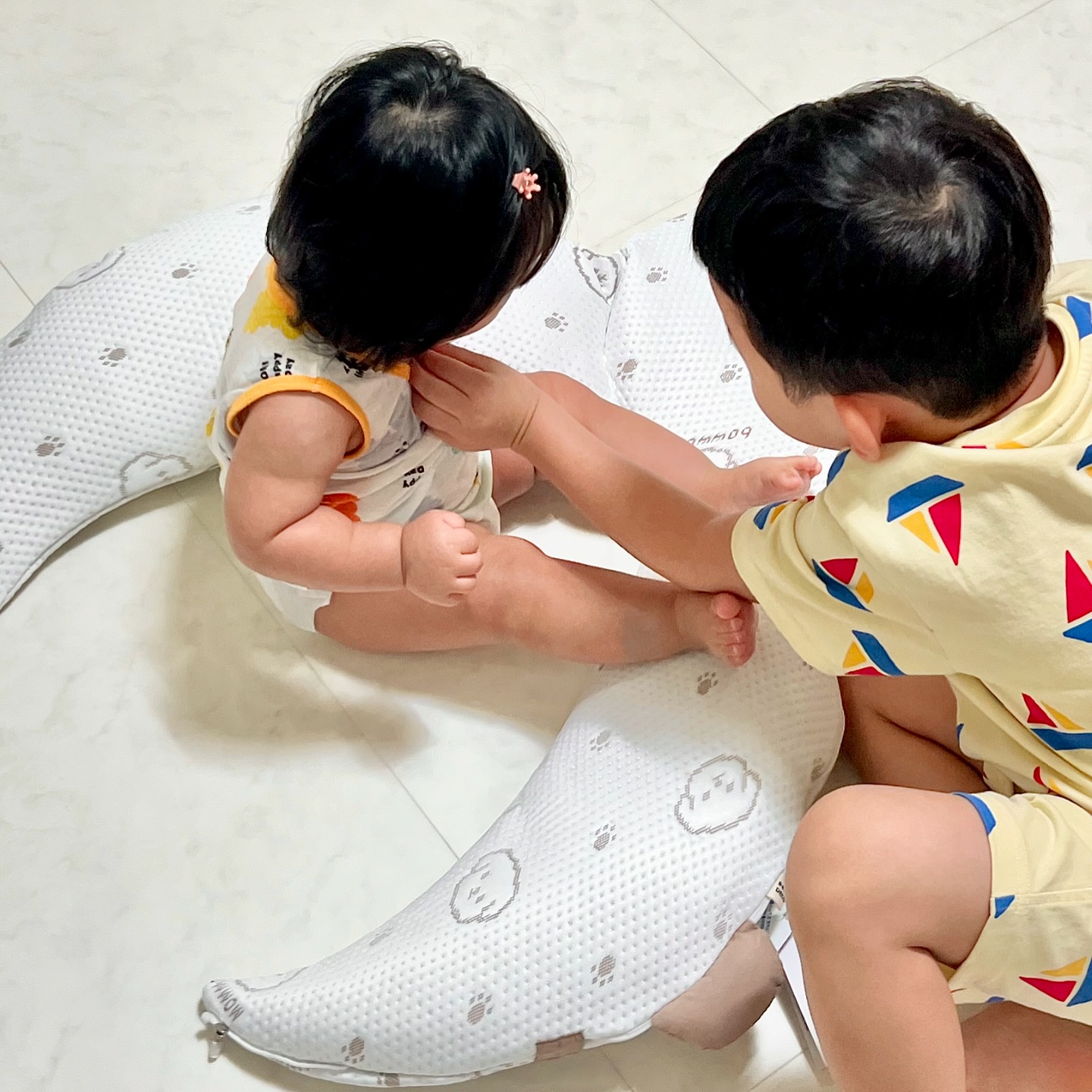 🤍 베베데코 마미품 옆잠베개 🤍
⠀
먼저 베베데코 마미품 옆잠베개가 왜 꿀인지 알려드릴께여 😉
⠀
1. 태열관리
- 듀라론 냉감소재로 닿자마자 느껴지는 시원함
- 3D매쉬소재로 인한 통기성
- 바이오비드폼 알갱이 사이사이로 공기가 순환하여 통풍성이 우수
(**바이오비드폼은 숯을 코팅한 소재로 세균, 곰팡이, 진드기 번식을 막아주고 환경호르몬이 일절 발생하지 않고, 중금속도 없는 무해한 웰빙 신소재에요)
⠀
2. 두상관리
- 두상을 지지하는 짱구베개
- 바이오 비드폼을 충전재로 사용하며, 연령에 맞게 높낮이 조절이 가능
⠀
3. 모로반사 및 뒤집기 사고 방지
- 양팔과 베개가 일체형으로 되어 있어 등과 가슴을 부드럽게 감싸주어 답답하지 않게 보호
⠀
4. 2단 지퍼가 있어 연력&체형에 맞춰 사이즈 조절이 가능
⠀
5. 추가로 제공되는 짱구베개커버
-일체형베개와 함께 짱구베개커버를 같이 드려서 여러가지 방법으로 사용이 가능
⠀
6. 믿을 수 있는 원단부터제작까지 100% 국내 제작
⠀
⠀
이렇게 소중한 아이의 태열과 땀띠 잡아주고
옆잠베개 말고도 짱구베개만 또 따로 주는곳 봤냐구요!!
베베데코 마미품 옆잠베개 모르면 나만 손해임 🤍
⠀
⠀
베페 베이비페어
코엑스 A,B홀
24.09.26~29

-이 글은 업체로부터 무상제공받아 작성된 글입니다-