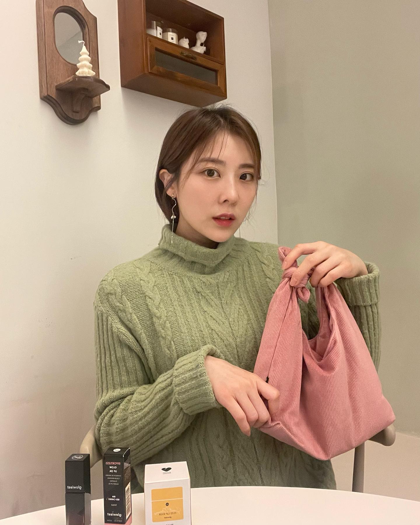 #광고 
건조해지는 요즘 글로이스트로 물광 가득 촉촉하게💋😘
립 색도 예쁘구 디자인이랑 골덴핑크가방까지 너무 예뿜💗💗

glowiest.global / glowiest.official
💫립오일과 립마스크는 코스트코 코리아에서 구매할 수 있습니다.⭐️

#glowiest#glowiestYOU