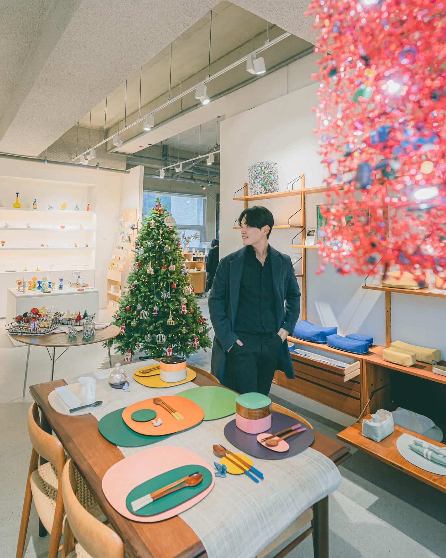 #제작지원 x #리브리스홈 

🙋🏻‍♂️ 대전에 청담 같은 리빙 소품샵 & 카페가 있다?

✔️ kunst_tara
1층과 2층, 충청권에 유일하게 위치해 있는 150년 전통의 덴마크 프리미엄 가구 프리츠한센이 있어 이제 타지역 갈일 없이 멀리 가지 않고도 구경 할 수 있다!

✔️ libris_lounge
애술린 아트북으로 해리포터 영화 속 같은 영국 카페 느낌 가득한 3층 리브리스 라운지, 특히 스페셜한 분위기와 맞는 큐브라떼와 히비스커스에이드면 공간에서 주는 우아함을 가득 느껴볼 수 있어요!

✔️ libris_home
섬세함이 돋보이는 유니크한 소품이 만원 이하부터 다양한 가격대로 구성되어 있어 감성 인테리어 꾸미기에도, 집들이 선물하기에도, 독특한 제품이 가득한 4층 리브리스 홈 소품들까지! 

🙋🏻‍♂️ 건물 전체가 복합문화공간인 리브리스홈, 독보적이고 유니크한 소품과 잔잔하면서 고급진 카페 분위기를 즐겨보고 싶다면, 대전 속 청담 리브리스홈에서 독보적 퀄리티를 느껴보세요!