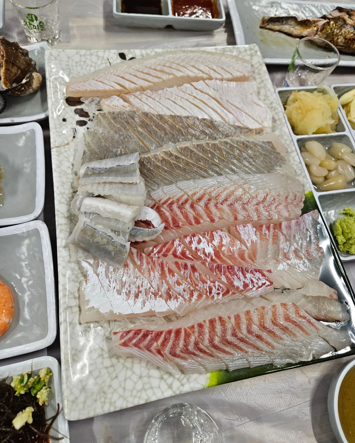 가족들과 다녀온 영흥도 드라이브
점심 먹으러 영흥수협회센터에 위치한
34호 가게 보람이네 방문했습니다

34호 보람이네에서
참돔 + 도다리 세트 주문

보람이네는 초장값 없이 식사가능합니다
스끼다시도 너무너무 잘나오고
생선 무게 정직하게 파는곳 
너무 맛있게 식사한곳 다음에 또 가야지

#영흥도맛집 #영흥도횟집 #영흥도회센터
#34번가게 #보람이네 #영흥도보람이네 #영흥수협회센터