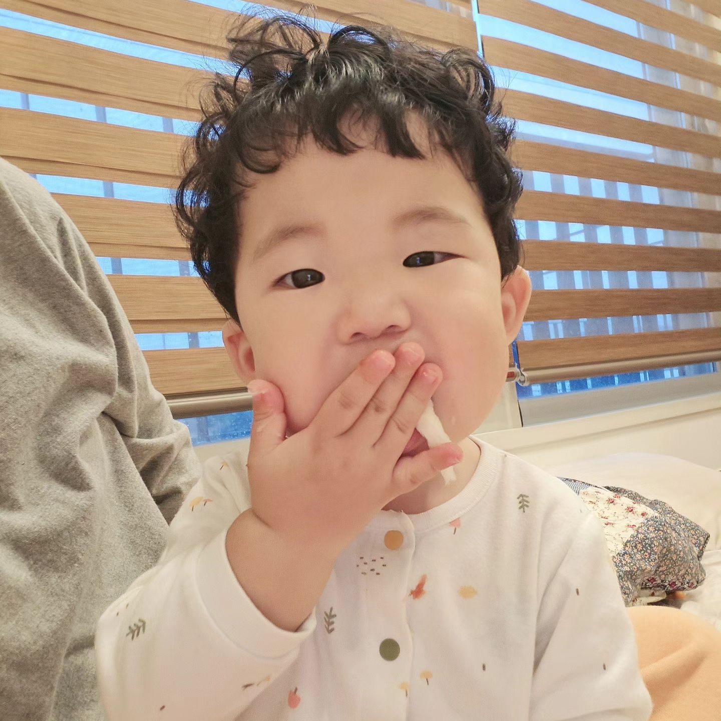 비 오는 날 더 심해지는 곱슬☔️👨🏻‍🦱

#지니나라여리공주 #자연 #곱슬머리 #펌아님