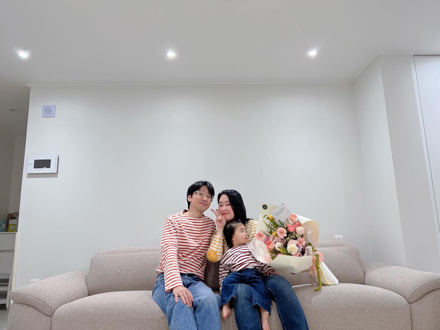 우리 서아가 엄마한테는 큰 선물이야💕 서아랑 함께하는 두번째 내 생일🤍
서아가 계속 감기로 고생중이라 
사실 오늘 입원할려고 어제 준비 다 해놨는데, 
어제 저녁부터 열도 안 오르고 
컨디션 좋아져서 입원은 안 했다! 
진짜 서아야 넘 고마워😍 
엄마 아빠랑 함께 생일파티하고 넘 행복해💕💕
매년 엄마 생일때마다 사진 같이찍자😚 
가족커플티 입고 내년에는 꽃구경도 가자~~
서아랑 하고 싶은게 넘 많아!
건강이 최고야! 
엄마선물은 서아랑 우리가족 건강하고 행복하길💕
#생일#서아랑두번째생파#고마워#가족사진#커플티입고찰칵#배고파서초밥4개주문#꽃선물고마워💕