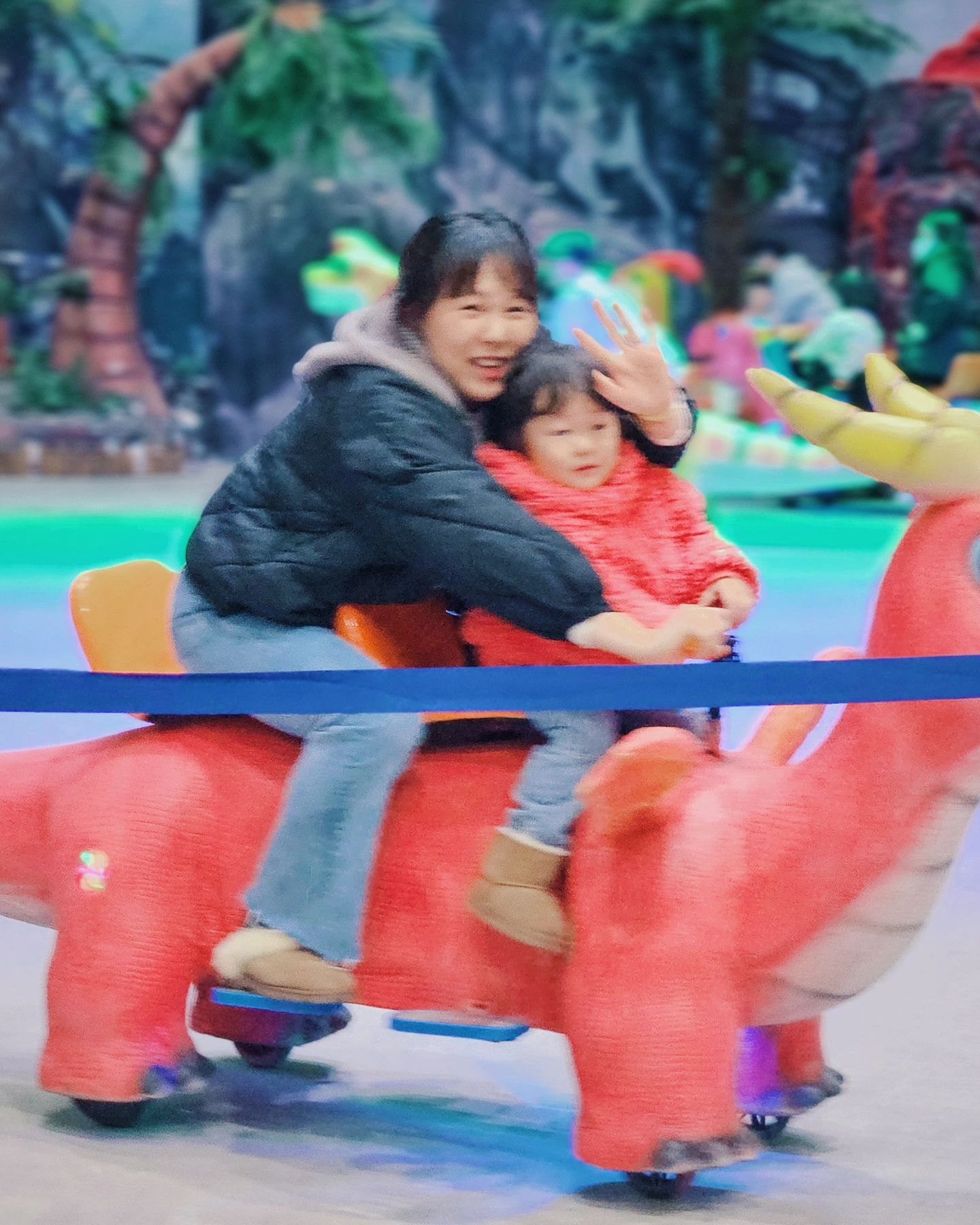 아산 퍼스트빌리지 공룡월드🦕

D+1109
D+298

이번주말에 뭐하고 싶냐고 물었더니
공룡 만나고 싶다는 유찬이🧒🏻

겁보 아기라서 깜깜한 곳은 가고 싶지 않다고해서
그나마 밝은 아산 퍼스트빌리지 공룡월드 방문🦖
놀이의발견 어플로 1인 12,700원 최저가로 다녀왔다👍🏻

솔직히 이곳은 공룡워킹쇼가 메인인 곳인데
조명이 꺼지고 큰소리에 엄청큰 공룡이
빠르게 움직이는 곳이라서 실패 할 생각을하고 출발했다!

공룡월드에 들어가자마자부터 겁먹기 시작해서
에어바운스에서도 안놀겠다며 거부🤣

공연내내 무섭다며 조금이라도 떨어지면
안아죠!!!! 하면서 공포에 질려서 버럭버럭 거렸지만
"나갈까?" 하고 물어보면
"쪼끔 무서운데 괜찮아!" 라며 마지막까지
엉덩이 붙히고 관람하고 나왔다.
그래도 무사히 공룡월드에 적응 완료해서
집에가기 싫다고 했던 우리 유찬이🩷

오늘도 우리 아기 행복했지?

+유준이는 겁도 없고 형아보다 더 집중해서 보고 왔다😆