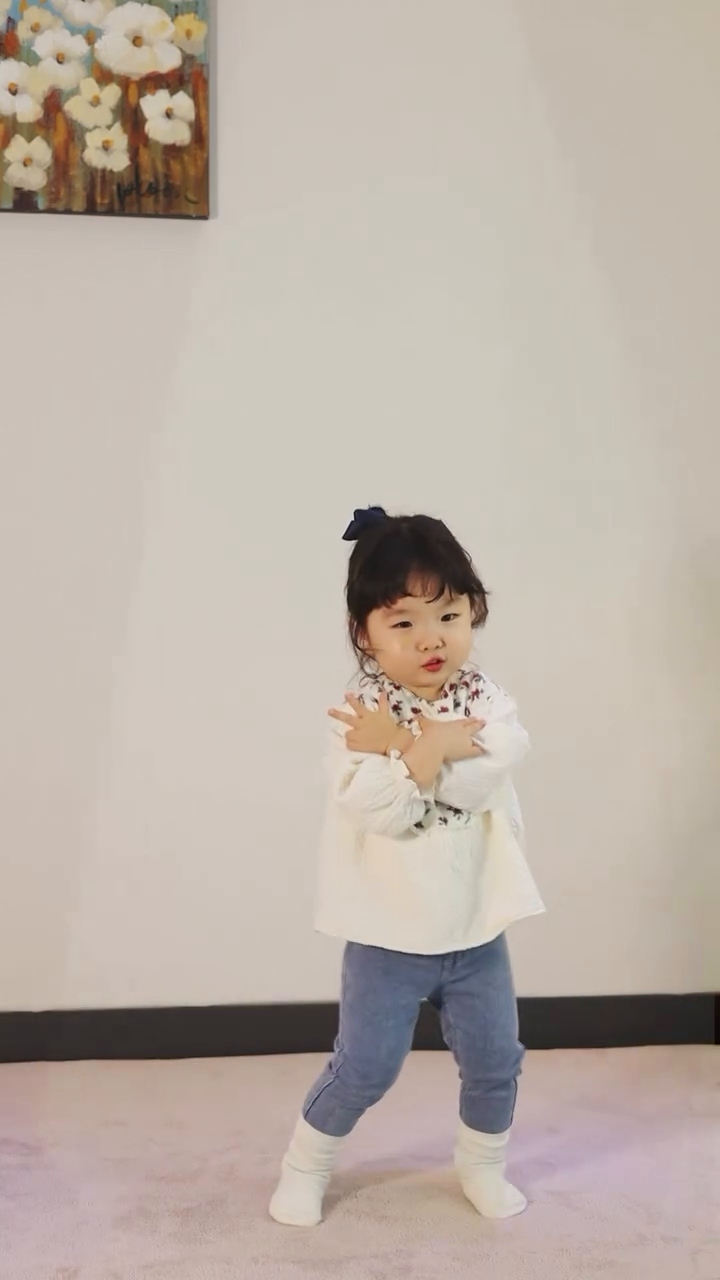 흔든지가 오래 됐쥬ㅋㅋ
은우 춤추는거  많이 좋아해 주시고,
기다려 주시는데 협조가 잘 안되요ㅋㅋ
살살 꼬셔서 흔들어 봤어요.
앞에서 내가 더 많이 흔든것만 아셈