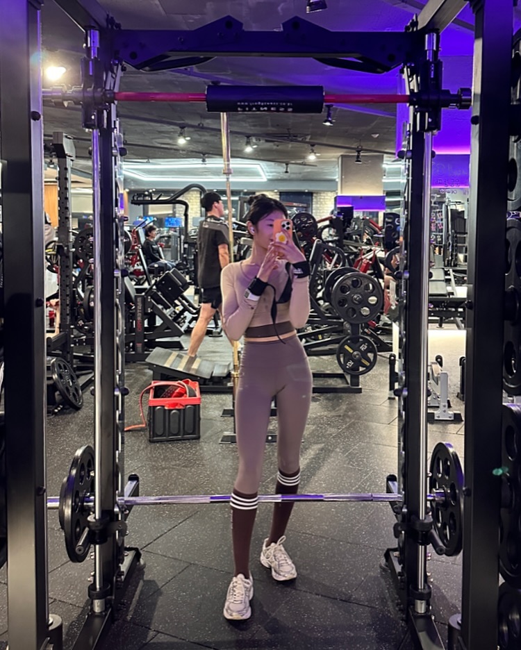 미루고 미루던 등 완료!!
이번주가 가기 전 하긴했답니닿ㅎ✨✨
역시 연차엔 헬스장이죠?! 
사람없으니 한가하고 좋아욥!!💕

12월에 연차 7개를 몰아썼더니 널널하고 뭔가 행복해요.. 
매월 이러면 얼마나 좋을까요 ㅎㅎ
얀차 100개주면 좋겠다😀😀

비도 오고 추우니 운동할때도 따듯하게 긴팔 입었어욥ㅎㅎ.. 
그리고 드디어 감기가 나아가여..ㅎㅎ후
잘가라 바이러스여..다신 오지마🦠🦠

모두 건강챙기시고 건강하게 운동하세욥!
해삐주말 보내세요🤍

#오운완 #운동하는여자 #운동하는직장인 #운동소통 #운동기록 #운동일지 #등운동 #헬린이 #헬린이그램 #헬린이의하루 #헬린이의운동일지 #헬린이의일상 #헬린이맞팔 #헬린이의일기 #직장인취미 #직장인다이어트 #운동복추천 #운동계정 #운동계정맞팔 #운동계정소통 #운동계정소통환영 #운동초보 #운동자극