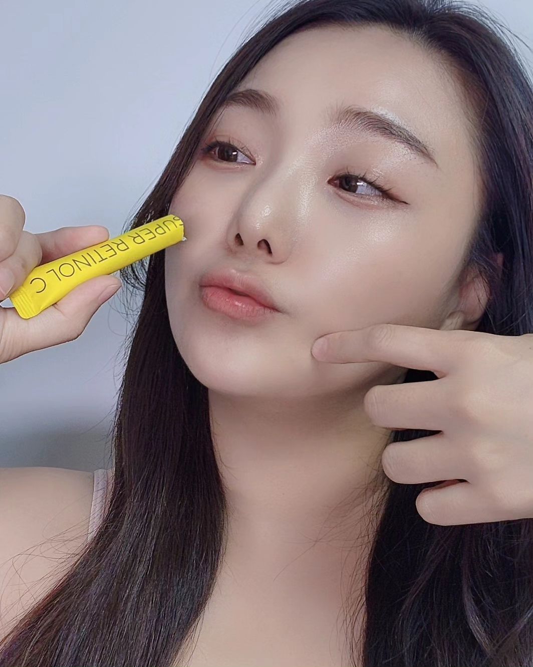 #광고 vitalbeautie_official
⠀
바이탈뷰티 슈퍼 레티놀C는 '먹는 레티놀'이라고도 불리는데요. 피부과 전문의와 공동개발한 제품이라서 안심하고 먹을 수 있어요. 매일 레티놀 화장품을 바르지 못하는 저도 이 것만큼은 매일 섭취하고 있답니다.👍
⠀
몇 주 전부터 꾸준히 섭취하면서 느꼈던 점들을 이야기해보면요. 우선, 피부 톤이 안정적으로 밝아진 것 같아요. 생기와 광채도 느껴지는 것 같고요. 그냥 피부 표면만의 것이 아니라 속부터 차오르는 느낌이랄까요?✨
⠀
이 제품은 상큼한 시트러스 맛이라서 먹기도 쉽더라고요. 물 없이도 섭취가 가능하니까, 가방에 한 포씩 넣어다니며 언제 어디서든 간편하게 챙겨먹을 수 있어요.🍊
⠀
마지막으로, 제가 이 제품을 꾸준히 섭취하면서 느낀 점은, 피부가 하루하루 광이 차오르는 느낌이랍니다. 메이크업도 훨씬 잘 받고, 피부가 보다 건강해진 느낌이에요.
⠀
여러분도 바이탈뷰티 슈퍼레티놀C로 피부 속부터 차오르는 광채를 느껴보세요!🌟
⠀
⠀
#바이탈뷰티 #슈퍼레티놀C #먹는레티놀 #피부과전문의 공동개발 #레티놀명가 #아모레레티놀
#비건레티놀 #미백 #항산화 #올리브영추천 #올영레티놀 #속광속결 #비타민A #비타민C #비타민E #민감피부
⠀