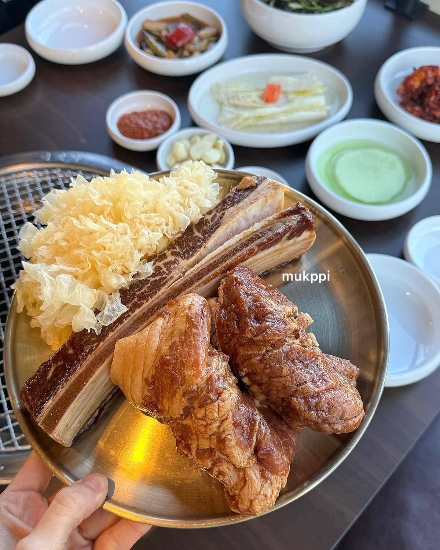 수성못 뷰 좋은 가성비 고기집 #본가숯불돼지갈비 🔥

하루 100인분만 한정되어 판매되는 신선한 우대 갈비,
 A+ 한돈으로 만드는 수성못 점심 맛집이자 돼지갈빗집으로 
넓은 매장, 주차장까지 보유해서 연말회식! 가족모임에 딱!

🏷️주문 메뉴
우대갈비 300g 29,000원
돼지갈비 180g 12,000원 x 2
곤드레 밥 6,000원
물비빔냉면 7,000원
된장찌개 3,000원

육즙 팡팡 터지는 우대갈비와 단짠단짠 맛도리 돼지갈비
함께 곁들이기에 최고 조합인 물냉면은 꼭 먹기💛
해산물로 육수를 낸 감칠맛 된장찌개는 곤드레밥과 
든든한 한끼로 따악 ‼️

수성못 점심 먹으러 왔다가 눈호강, 입호강하는 
#수성못맛집 본가숯불돼지갈비

📍대구광역시 수성구 용학로 68
⏰매일 11:00-22:00/ 라스트 오더 21:30
​**본가숯불돼지갈비 인스타 해시태크입니다

#본가숯불돼지갈비 #본가숯불돼지갈비_수성못점 #수성못돼지갈비 #수성못돼지갈비맛집 #수성못갈비 #수성못갈비맛집 #대구우대갈비 #수성못우대갈비 #수성못뷰맛집 #수성못찐맛집 #수성못술집 #수성못맛집 #대구수성못술집 #대구수성못맛집 #수성못역술집 #수성못역맛집 #수성못고기집 #수성못고기맛집 #수성못신상맛집 #수성못신상술집 #수성못근처맛집 #수성못근처술집