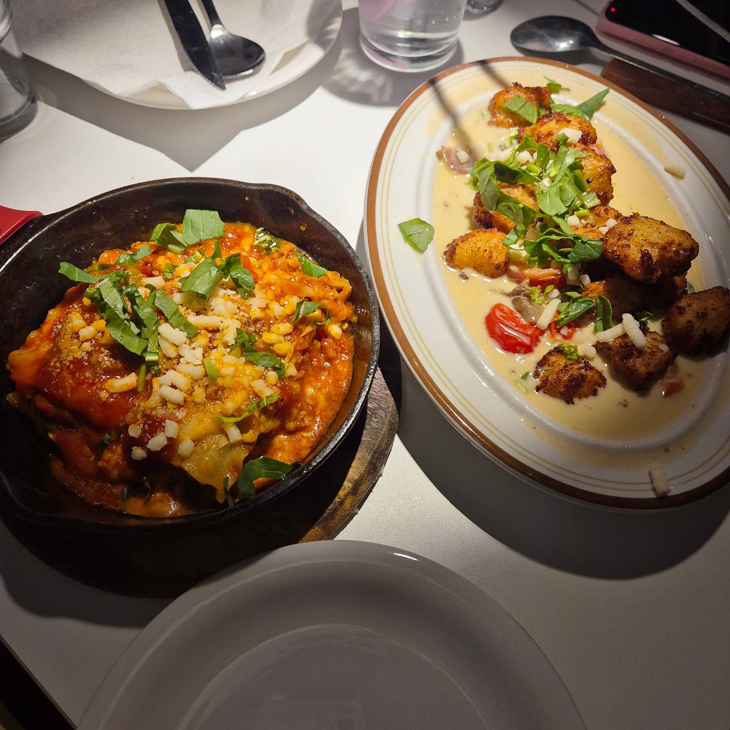 쇼츠보다가
대학로 맛집 나오길래 방문해본
봉심식당 ㅎㅎㅎ

이름과 달리
이탈리안 요리 전문점

플레이트
4가지크림뇨끼
라구토마토라자냐
꼬꼬르보나라

4가지  주문하고
후식은 리뷰이벤트로 ㅎㅎㅎ
맛은 제 기준에는 쏘쏘

매장이 작아서
테이블이 다닥다닥이라;;
나이드니 이런게 좀 답답하게 느껴지더라고요

아쉬운건 핀조명이라 실내가 어두워서 
음식사진이 잘 안나와요🥲
넘 적나라게 나온달까 하핫

웨이팅 있어서 기다리면서
밖에서 오락기가 있어 스트리트파이터하며
지루하지 않게 기다렸어요 ~~~ 

올만에 젊음의 거리 대학로를 느끼고
집으로~~~~

#대학로데이트 #하유니일상 #하윤그램
#주말에는외식 #대학로맛집