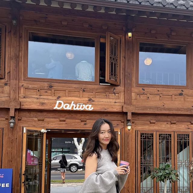 디지털 노리에이터 미소지나 on Instagram: "수원 행궁동 큰길가 시선을 사로잡는 예쁜 한옥마을에 넓다란 정원까지 품고있는 이곳이 #카페도화 에요✨ 버스정류장 내리자마자 위치하고 있는