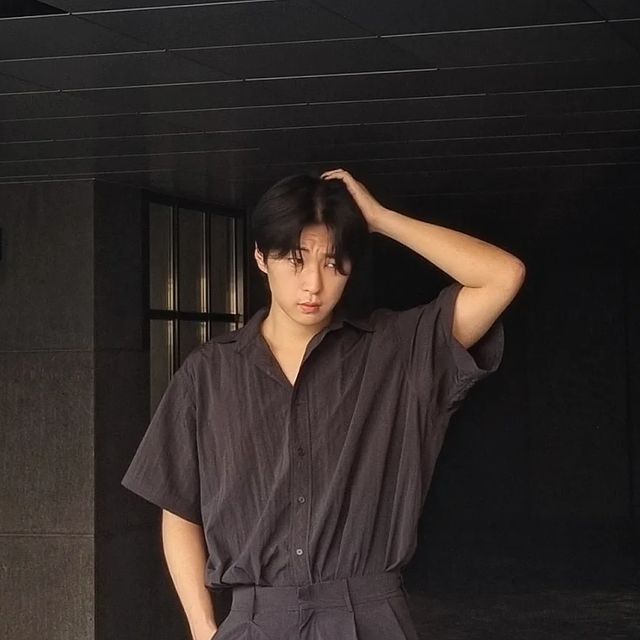 우기 on Instagram: "#광고 오늘날씨 = 아이러니포르노 하태핫해 지난번에 광고했던 아이러니포르노화이트라인의 윈드브레이커 셔츠의 셋업제품인, 파라슈트 팬츠를 제공 받았습니다. 재질은
